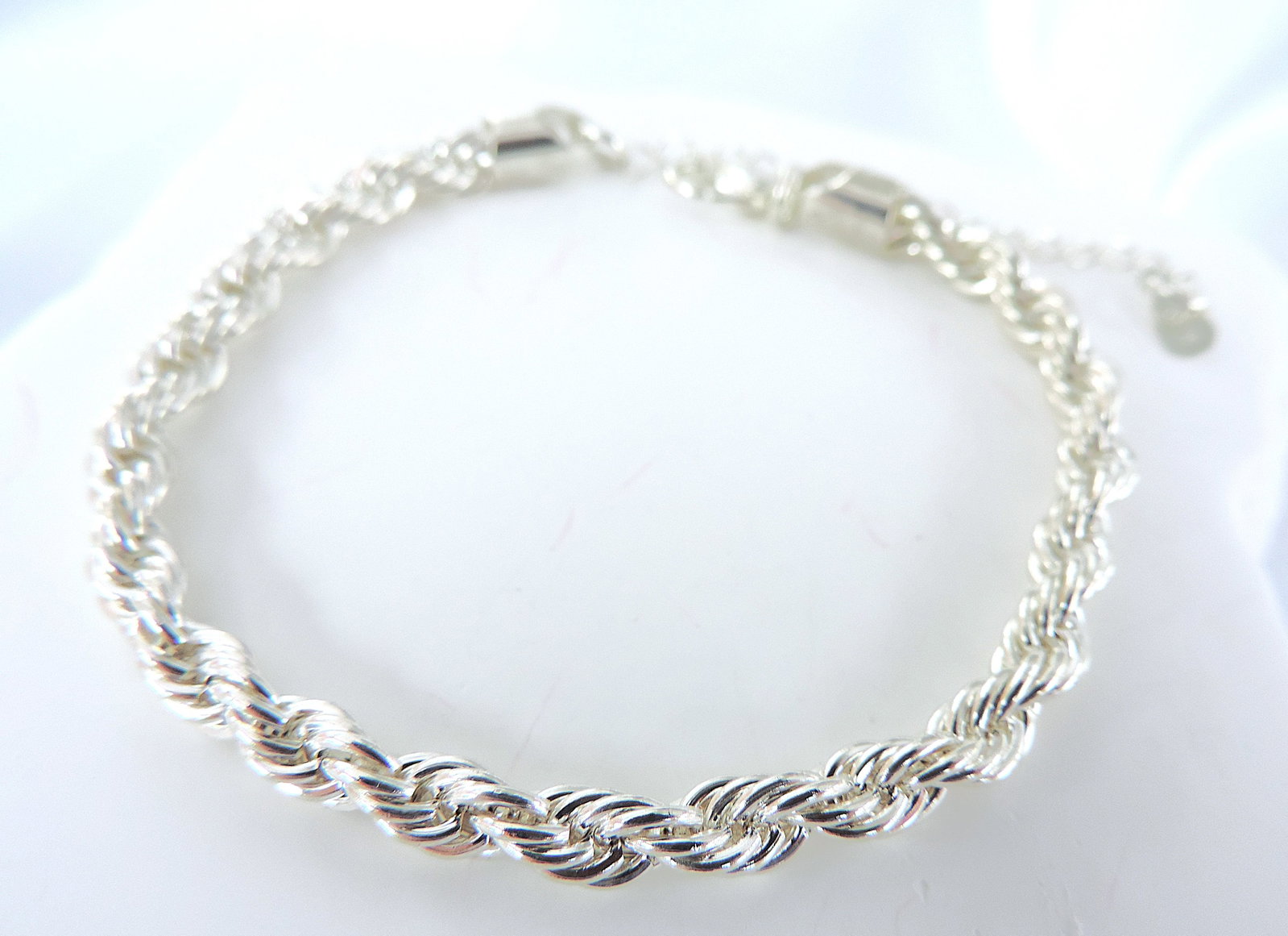 925 Silver Rope Chain Braelet 'New': Title: 925 Silver Rope Chain Braelet 'New' Description: A fine quality 925 rope chain bracelet. Condition: New Delivery option: Collection & Delivery Location: PE12 Category: Jewellery
