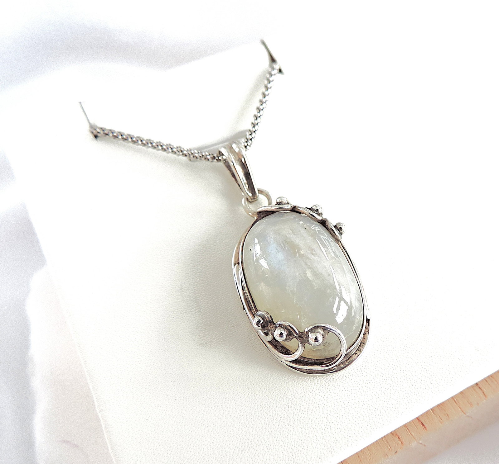 Vintage Artisan 925 Sterling Silver Cabochon Moonstone Necklace: Title: Vintage Artisan 925 Sterling Silver Cabochon Moonstone Necklace Description: A beautiful vintage Artisan hand crafted sterling silver pendant set with an oval Cabochon Moonstone on a 18