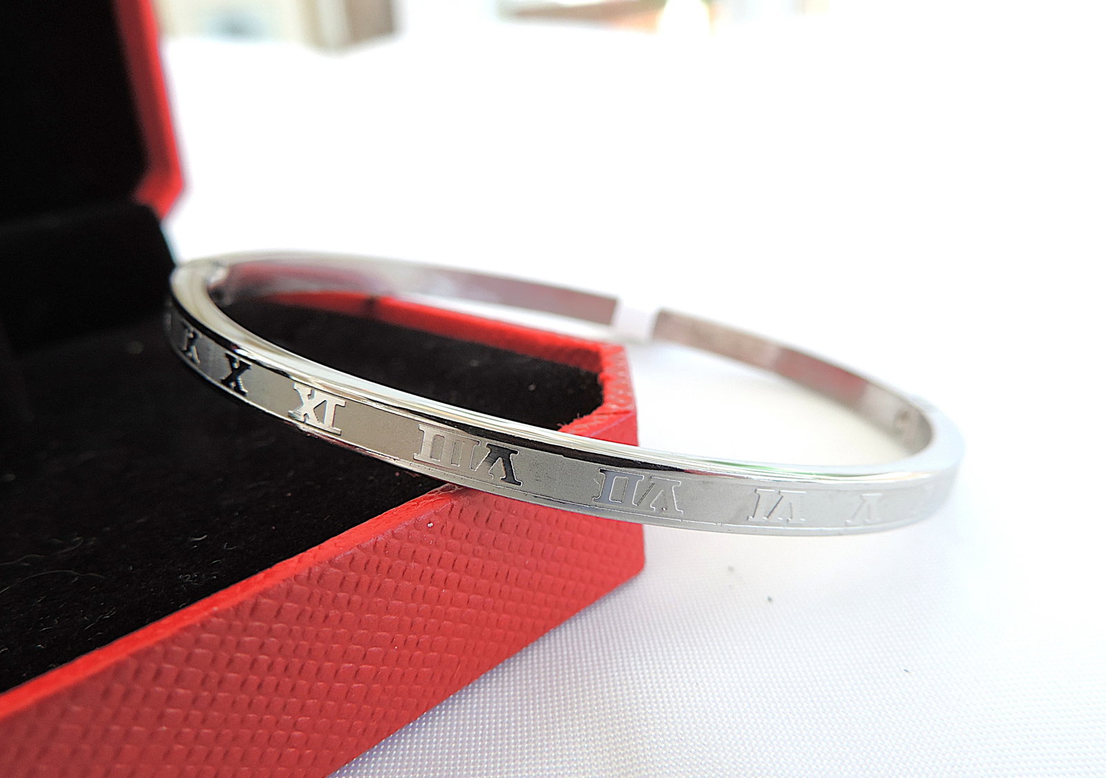 Orrevé Roman Numeral Stainless Steel Hinged Bangle/Bracelet 'New': Title: Orrevé Roman Numeral Stainless Steel Hinged Bangle/Bracelet 'New' Description: A lovely 'Orrevé stainless steel hinged bangle/bracelet. Includes a gift pouch. (Part of