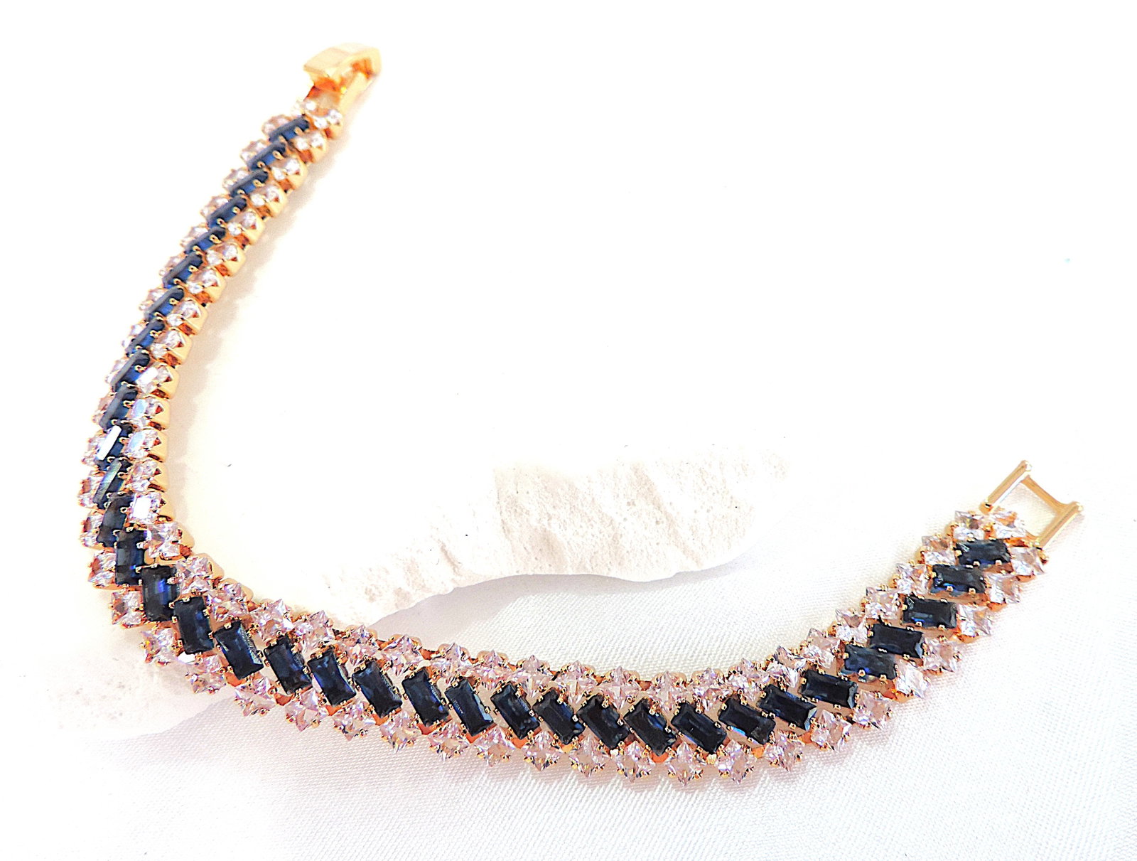 Orrevé Art Deco Style Blue & White Crystal Cocktail Bracelet 'New With Gift Box': Title: Orrevé Art Deco Style Blue & White Crystal Cocktail Bracelet 'New With Gift Box' Description: A stunning Art Deco style gold plated costume jewellery bracelet set with sparkling eme