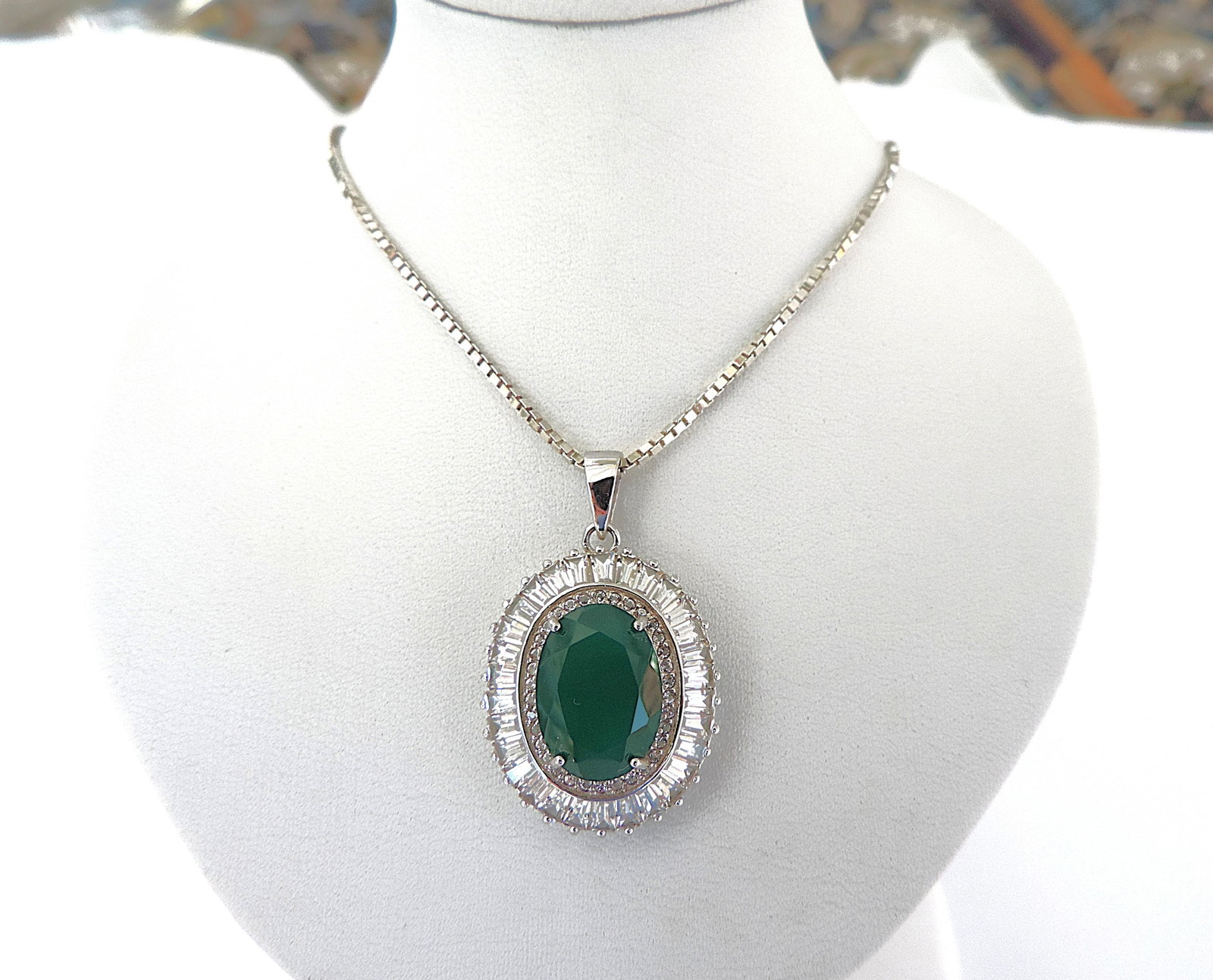 925 Silver 6 Carat Chrysoprase & White Topaz Gemstone Pendant 'New With Gift Box': Title: 925 Silver 6 Carat Chrysoprase & White Topaz Gemstone Pendant 'New With Gift Box' Description: A fabulous 925 silver pendant set with a 12x10mm oval Green Chrysoprase gemstone (TCW 6.0)