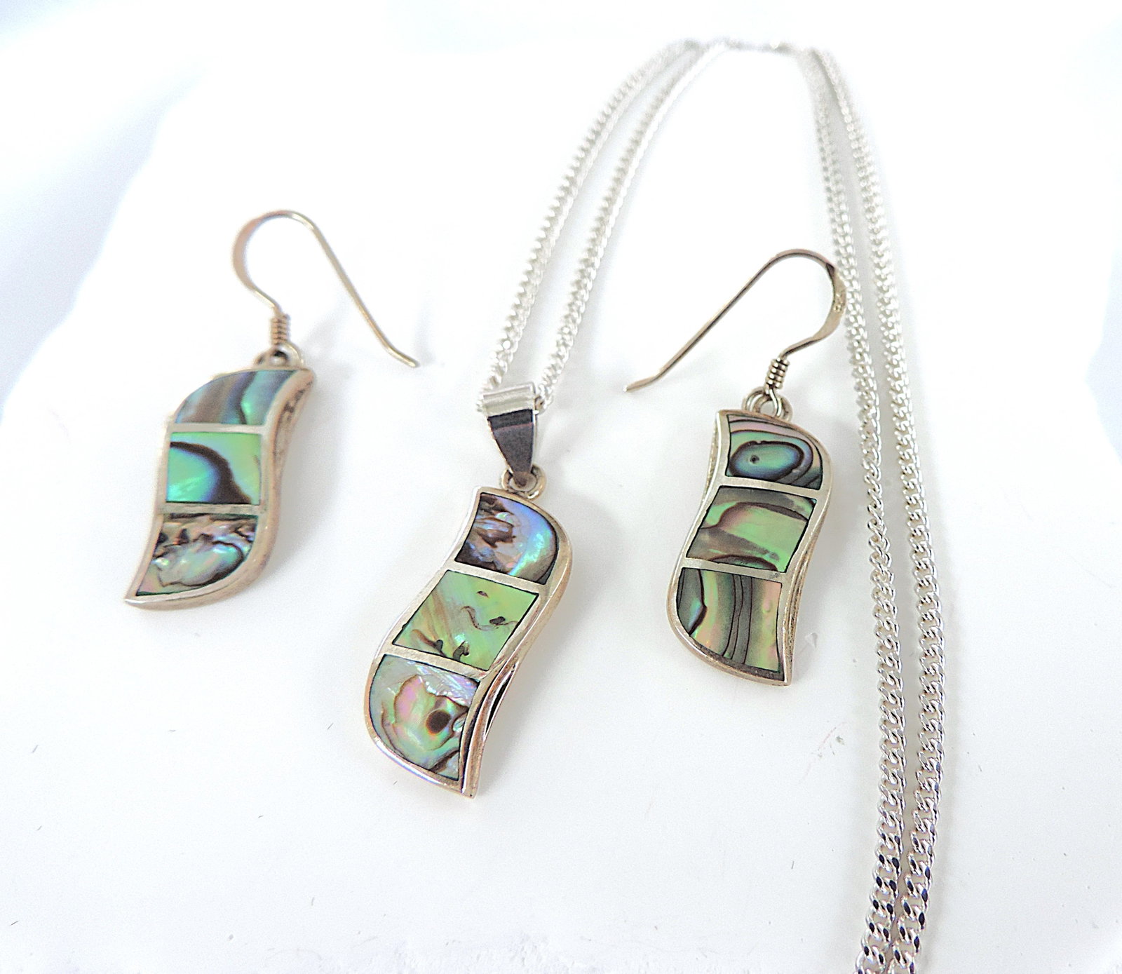 925 Silver Abalone Shell Necklace & Earrings Set 'New': Title: 925 Silver Abalone Shell Necklace & Earrings Set 'New' Description: A pretty pendant on an 18 inch 925 silver chain and earrings in 925 sterling silver set with Abalone shell. 