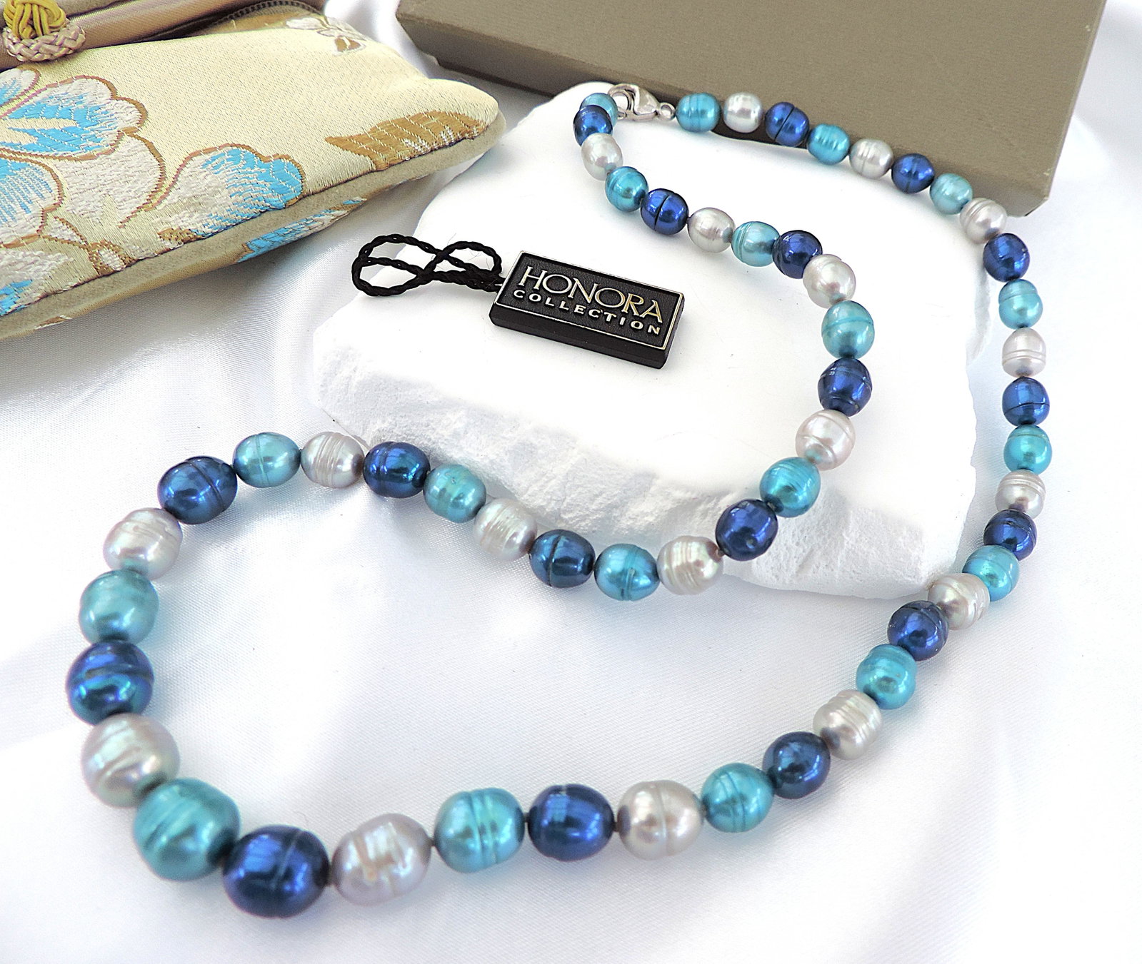 Honora Blue Moon Cultured Pearl Necklace New With Gift Box: Title: Honora Blue Moon Cultured Pearl Necklace New With Gift Box Description: A gorgeous Honora Freshwater Cultured Pearl necklace in shades of blue. The necklace is 19.5 inches long and