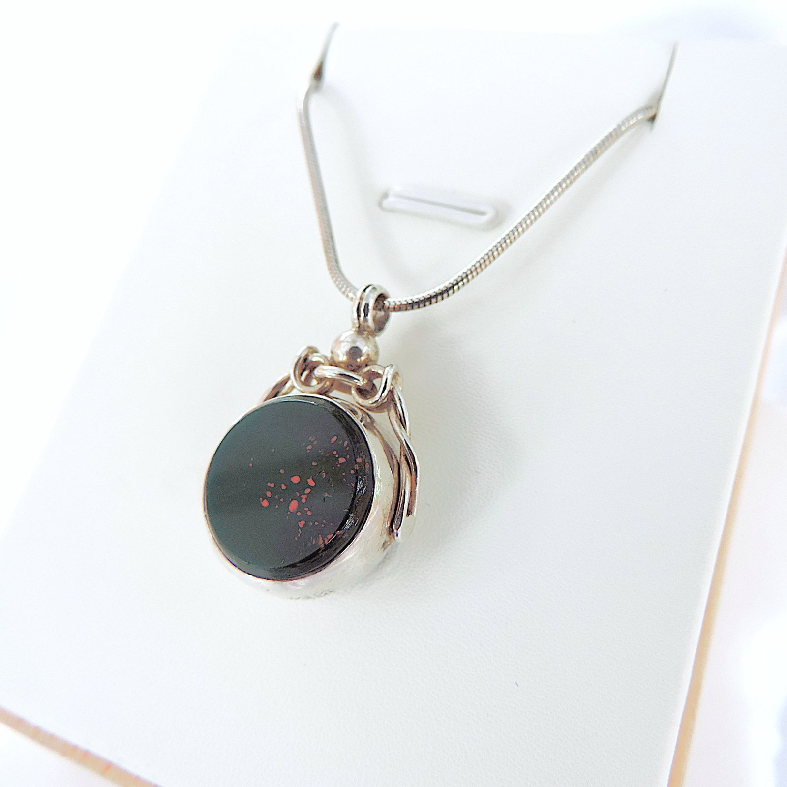 Vintage 925 Sterling Silver Carnelian & Bloodstone Swivel Fob & Chain: Title: Vintage 925 Sterling Silver Carnelian & Bloodstone Swivel Fob & Chain Description: A fine quality sterling silver swivel fob set with Carnelian & Bloodstone on a 16 inch