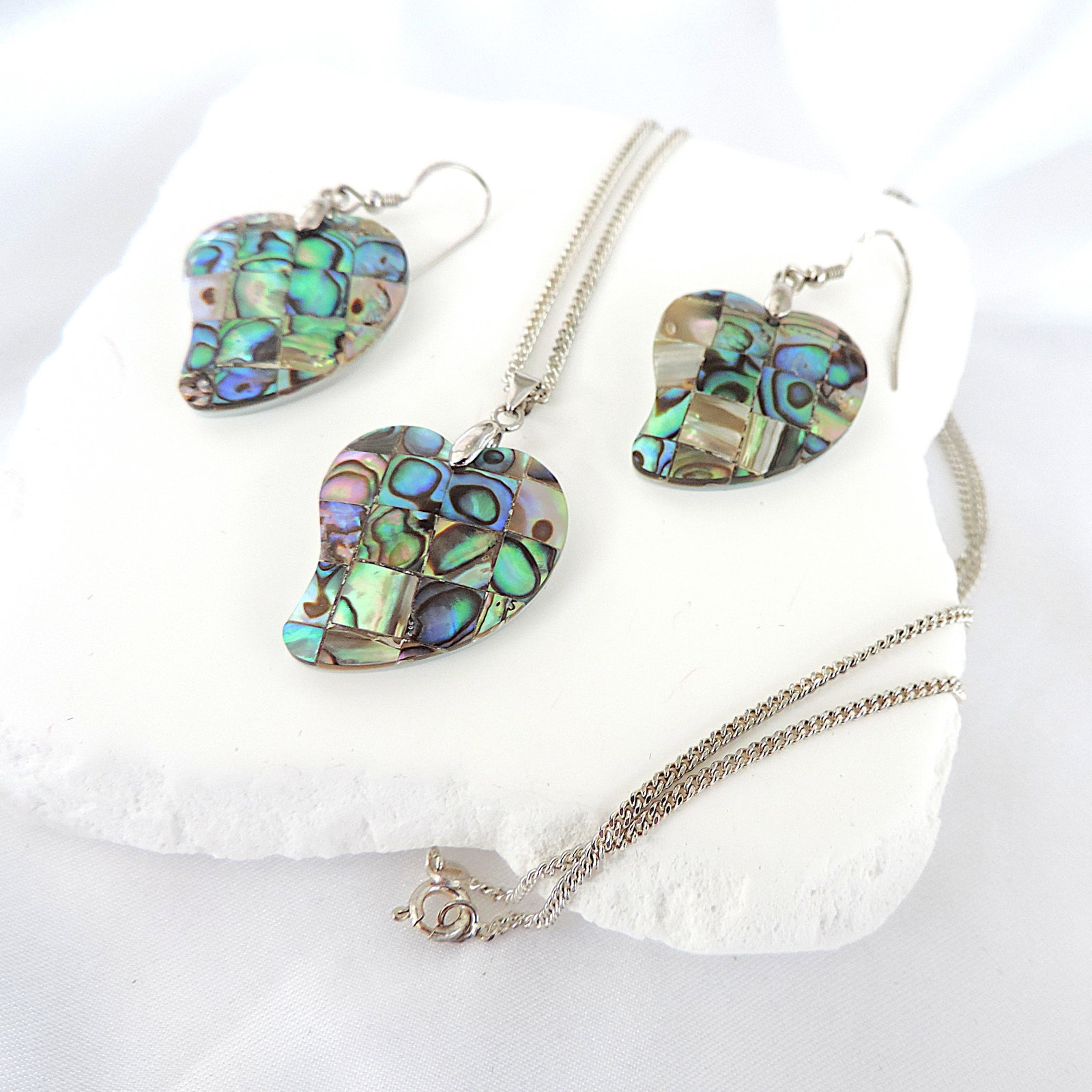 925 Sterling Silver Paua Shell Necklace and Earrings 'New': Title: 925 Sterling Silver Paua Shell Necklace and Earrings 'New' Description: A gorgeous sterling silver 28x22mm heart shape New Zealand Paua shell necklace (18 inch) and matching earrings. 