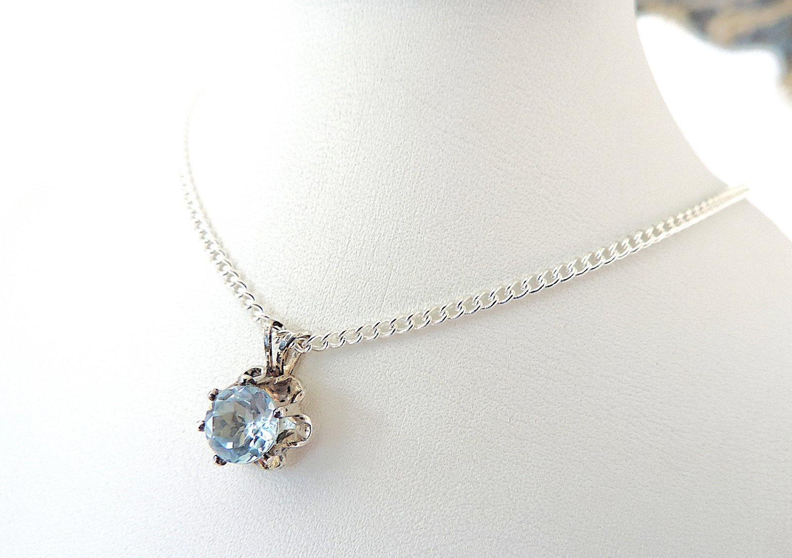 925 Silver Topaz Pendant Necklace: Title: 925 Silver Topaz Pendant Necklace Description: A lovely 925 silver pendant set with a blue Topaz gemstone on an 18 inch 925 silver chain. Condition: Used Delivery option: Collection