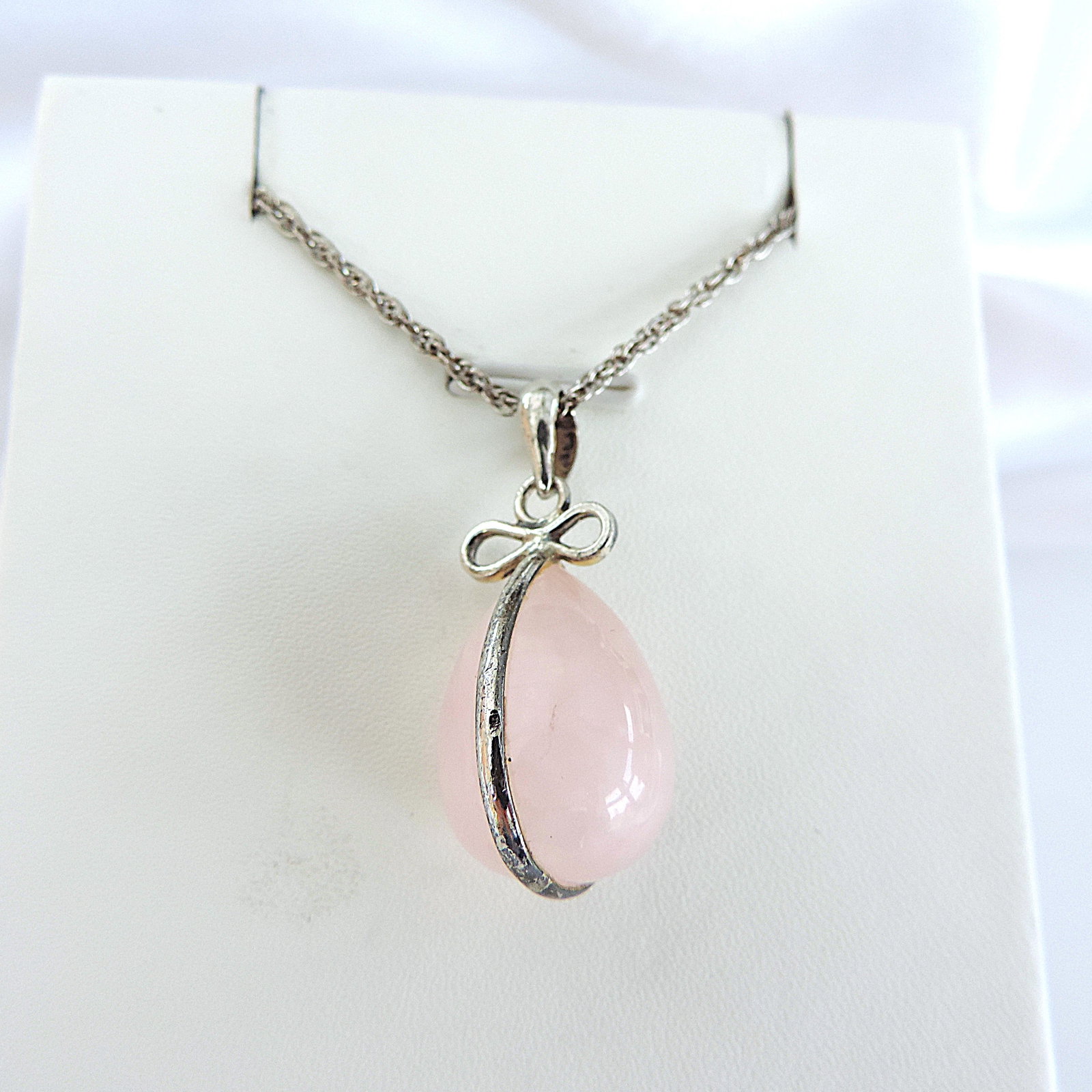 Artisan Crafted 925 Silver Pear Drop Rose Quartz Pendant Necklace: Title: Artisan Crafted 925 Silver Pear Drop Rose Quartz Pendant Necklace Description: A lovely artisan crafted 925 silver polished pear drop Rose Quartz pendant on an 18 inch 925 silver chain. Very