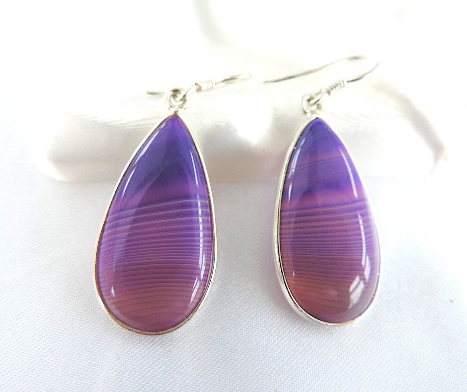 925 Silver Purple Gemstone Drop Earrings 'New': Title: 925 Silver Purple Gemstone Drop Earrings 'New' Description: A gorgeous pair of 925 silver earrings set with polished purple teardrop gemstones. The earrings have a 4cm drop. 