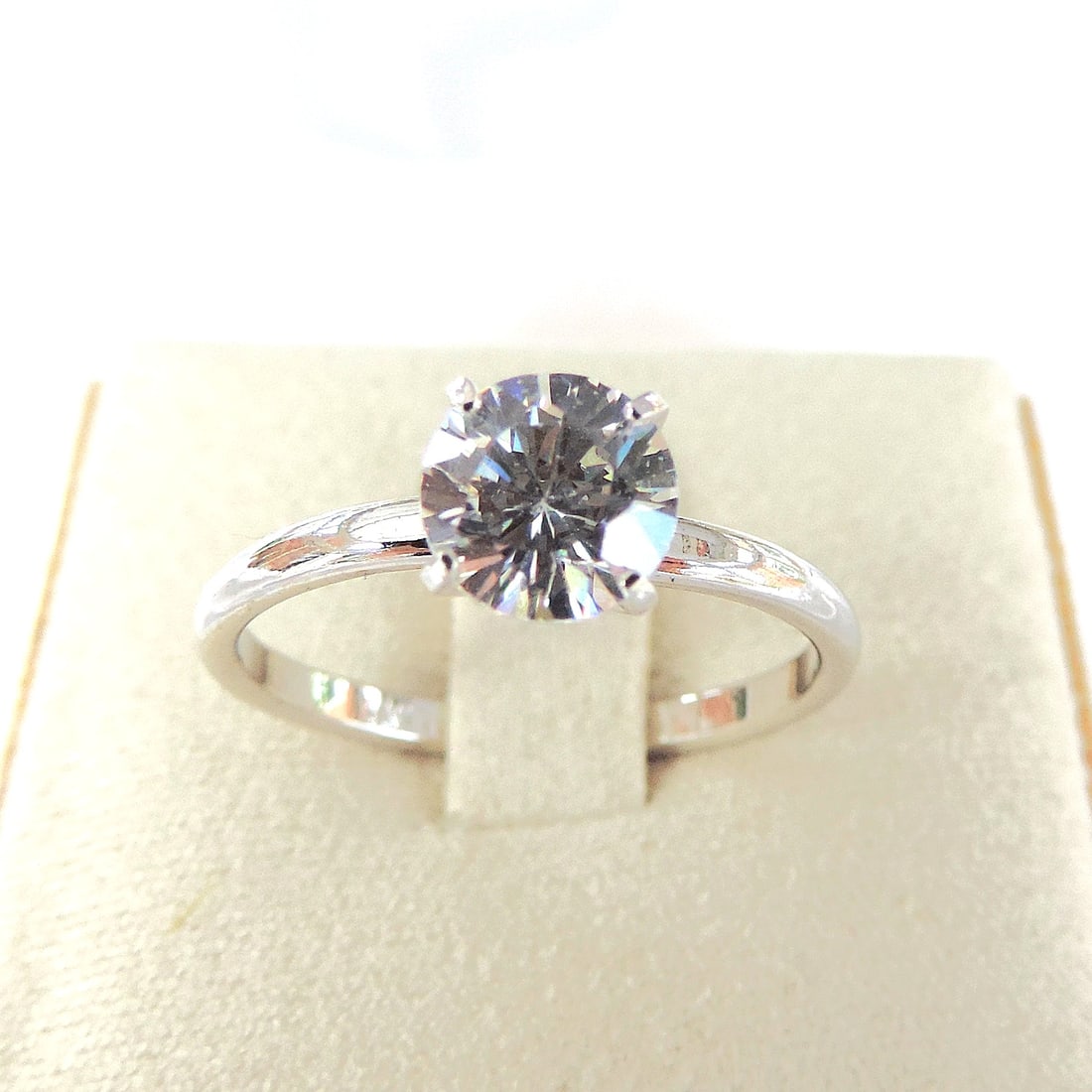 925 Silver 1.8 Carat Cubic Zirconia Gemstone Ring 'New': Title: 925 Silver 1.8 Carat Cubic Zirconia Gemstone Ring 'New' Description: 925 sterling silver ring set with a 6.5mm (1.8 TCW) sparkling Cubic Zirconia. Ring size R. Includes a gift