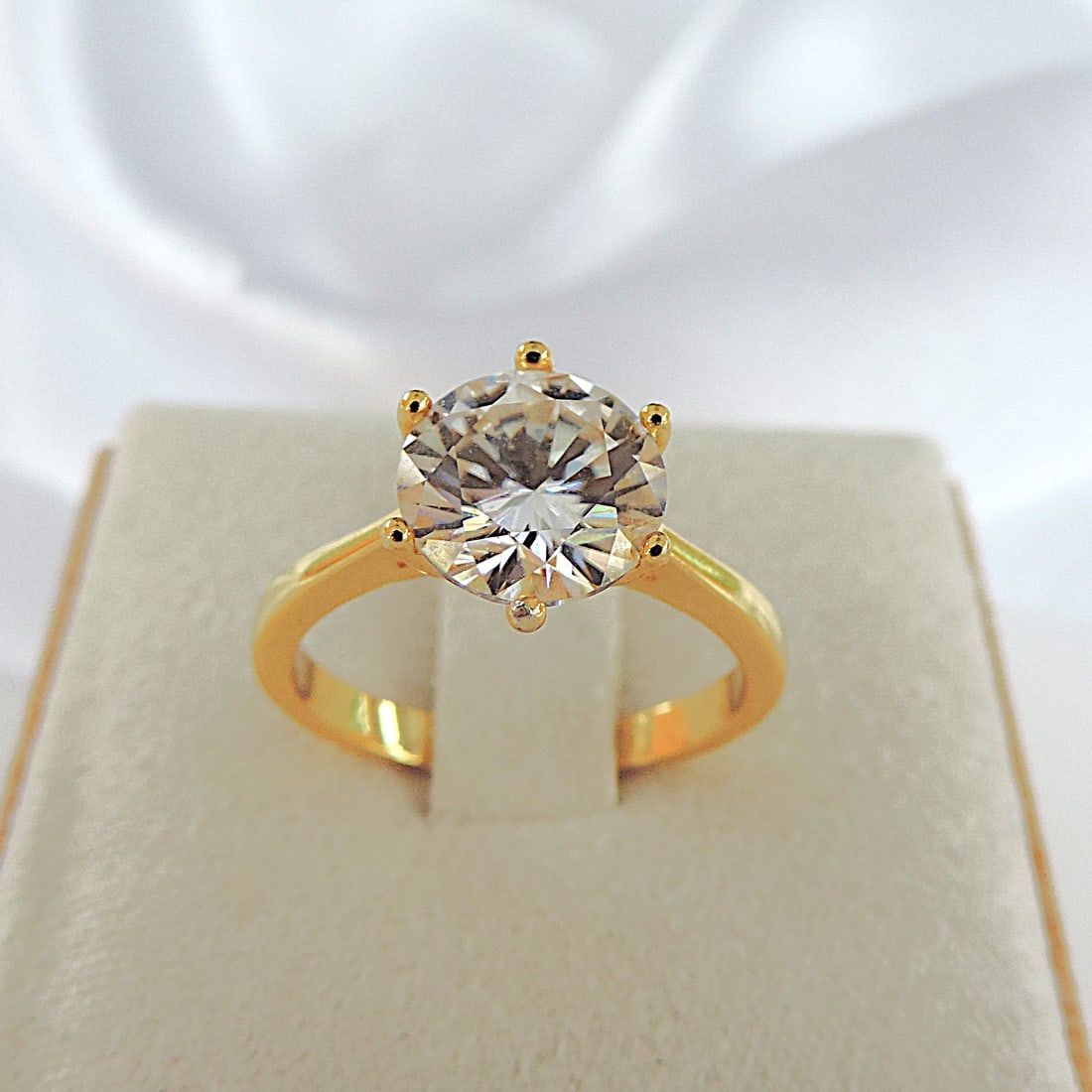 18k Gold 925 Silver 1.44 Carat Moissanite Solitaire Ring 'New': Title: 18k Gold 925 Silver 1.44 Carat Moissanite Solitaire Ring 'New' Description: A lovely ring in 925 sterling silver with a 18k Gold overlay set with a 6mm round sparkling Moissanite