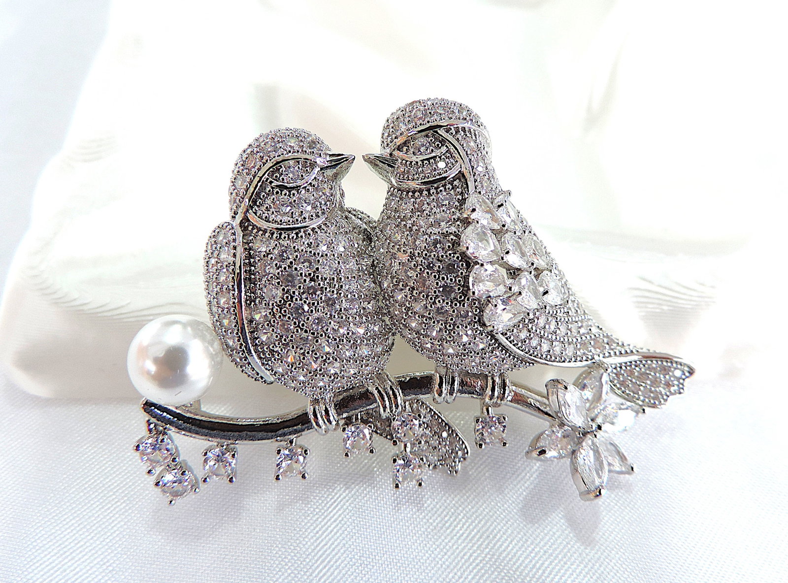 Silver White Zircon Gemstone Lovebirds Brooch With Gift Box: Title: Silver White Zircon Gemstone Lovebirds Brooch With Gift Box Description: A beautiful brooch in silver tone metal set with sparkling diamond like White Zircon gemstones and a simulated