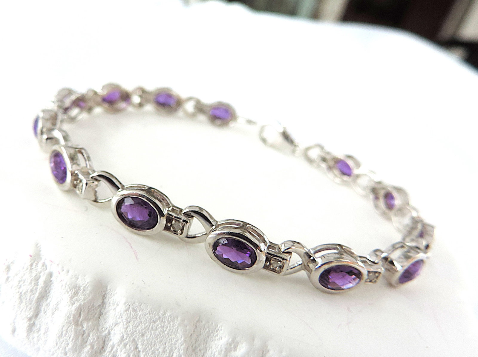 Artisan 925 Silver 5.85 Carat Amethyst Gemstone Bracelet: Title: Artisan 925 Silver 5.85 Carat Amethyst Gemstone Bracelet Description: A beautiful bracelet in 925 sterling silver set with 13x6x4mm Amethyst gemstones (TCW 5.85). The bracelet is 7