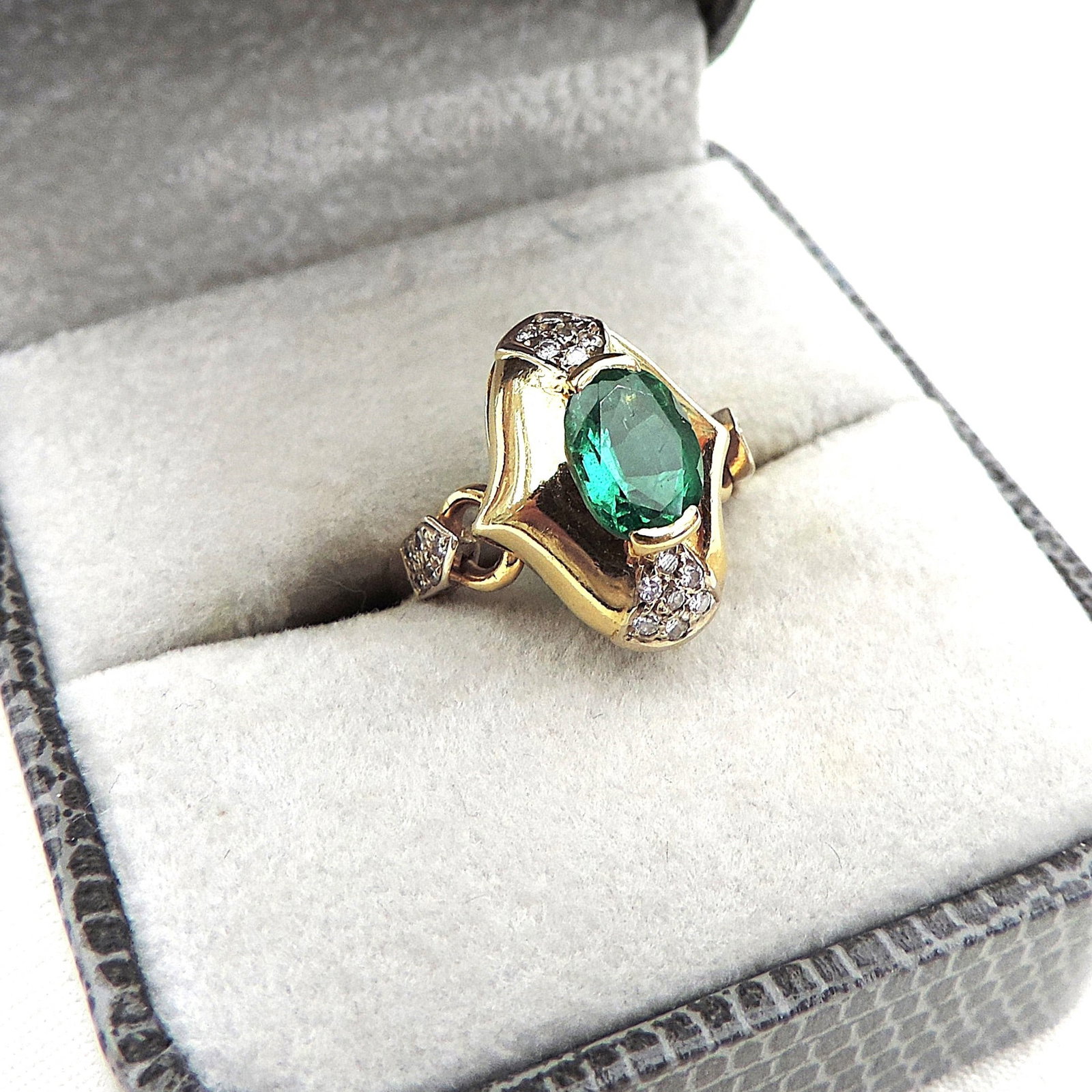 David Morris 18k Gold 1.24 Carat Emerald and Diamond Ring: Title: David Morris 18k Gold 1.24 Carat Emerald and Diamond Ring Description: David Morris Signatures Collection Hand Crafted Bespoke Design. Set with a central 8mm x 6mm oval Columbian