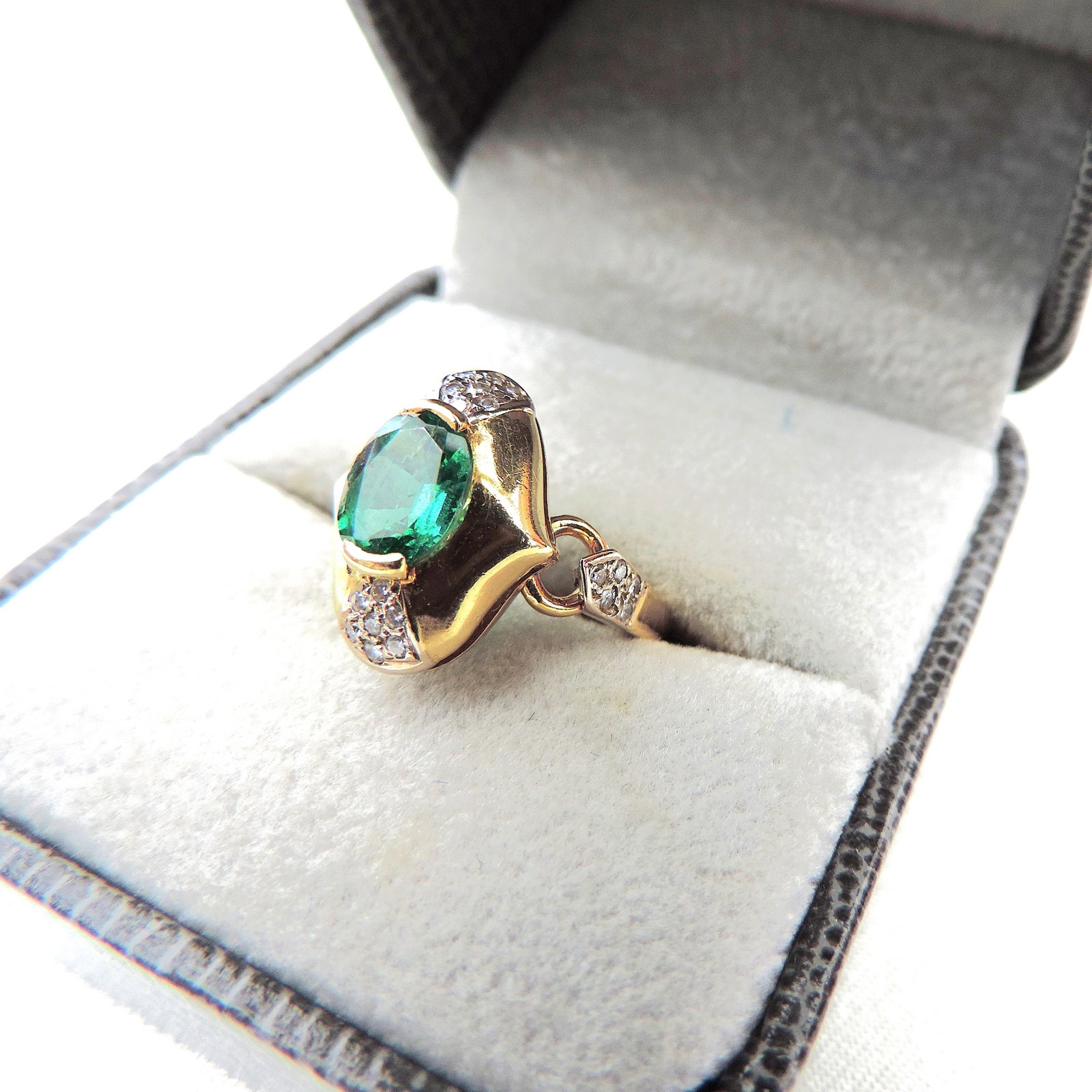 David Morris 18k Gold 1.24 Carat Emerald and Diamond Ring - 2