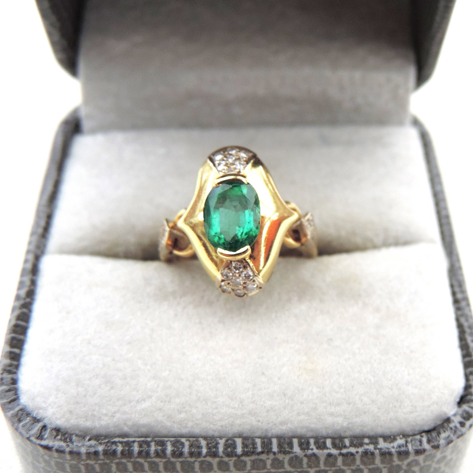 David Morris 18k Gold 1.24 Carat Emerald and Diamond Ring - 3