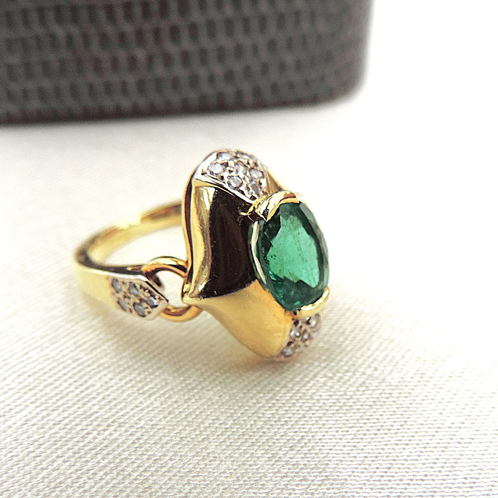 David Morris 18k Gold 1.24 Carat Emerald and Diamond Ring - 4