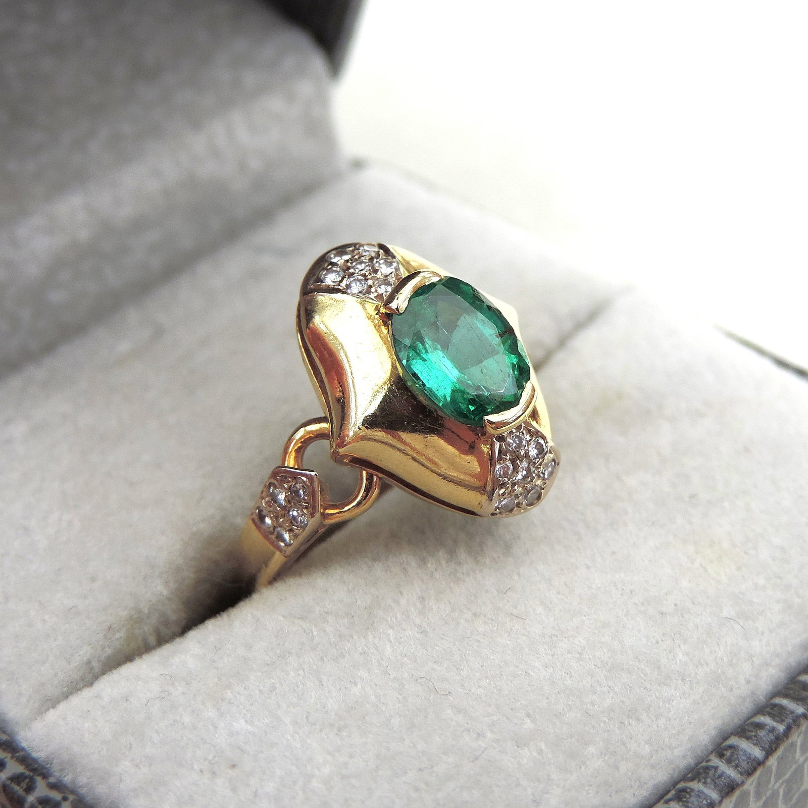 David Morris 18k Gold 1.24 Carat Emerald and Diamond Ring - 8