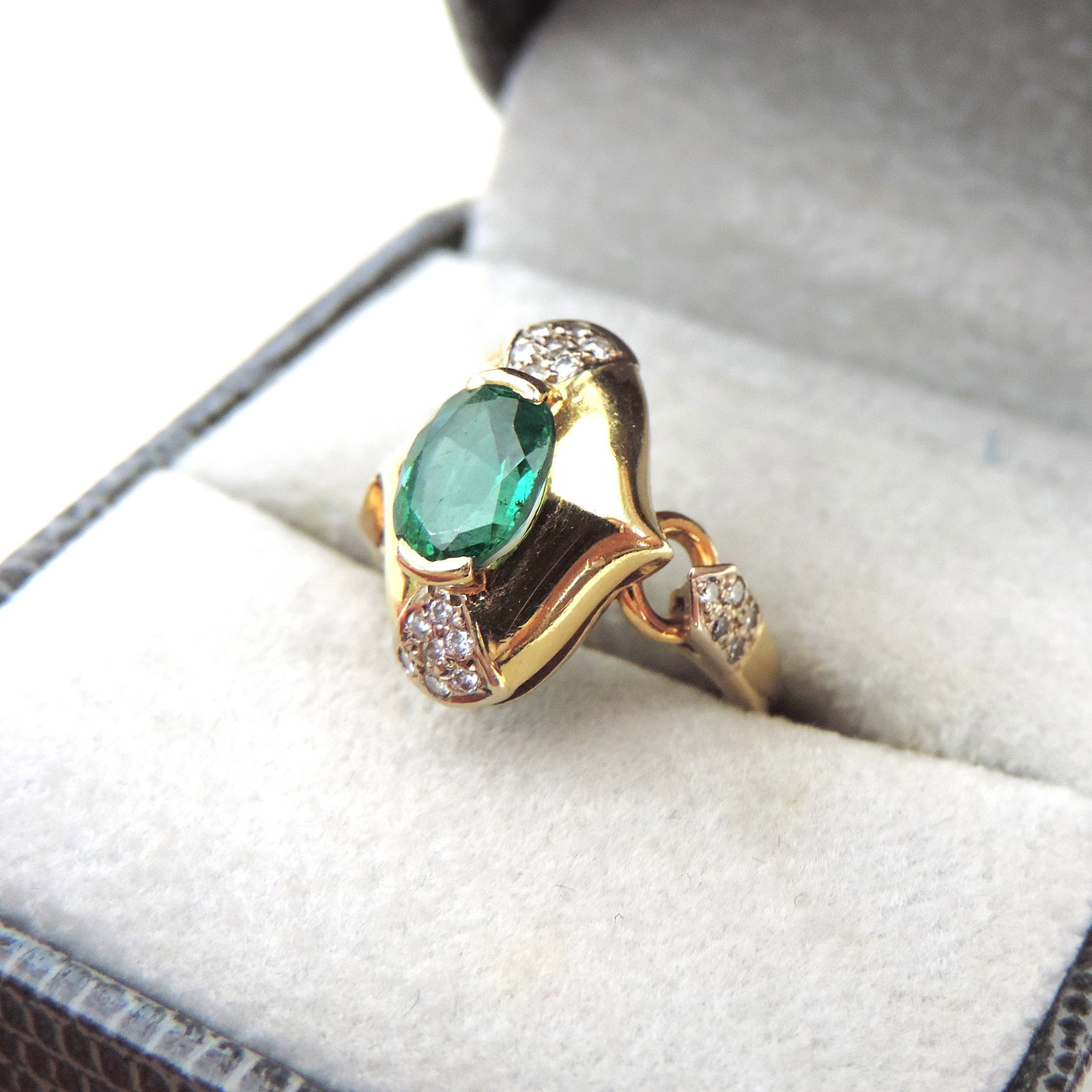 David Morris 18k Gold 1.24 Carat Emerald and Diamond Ring - 9
