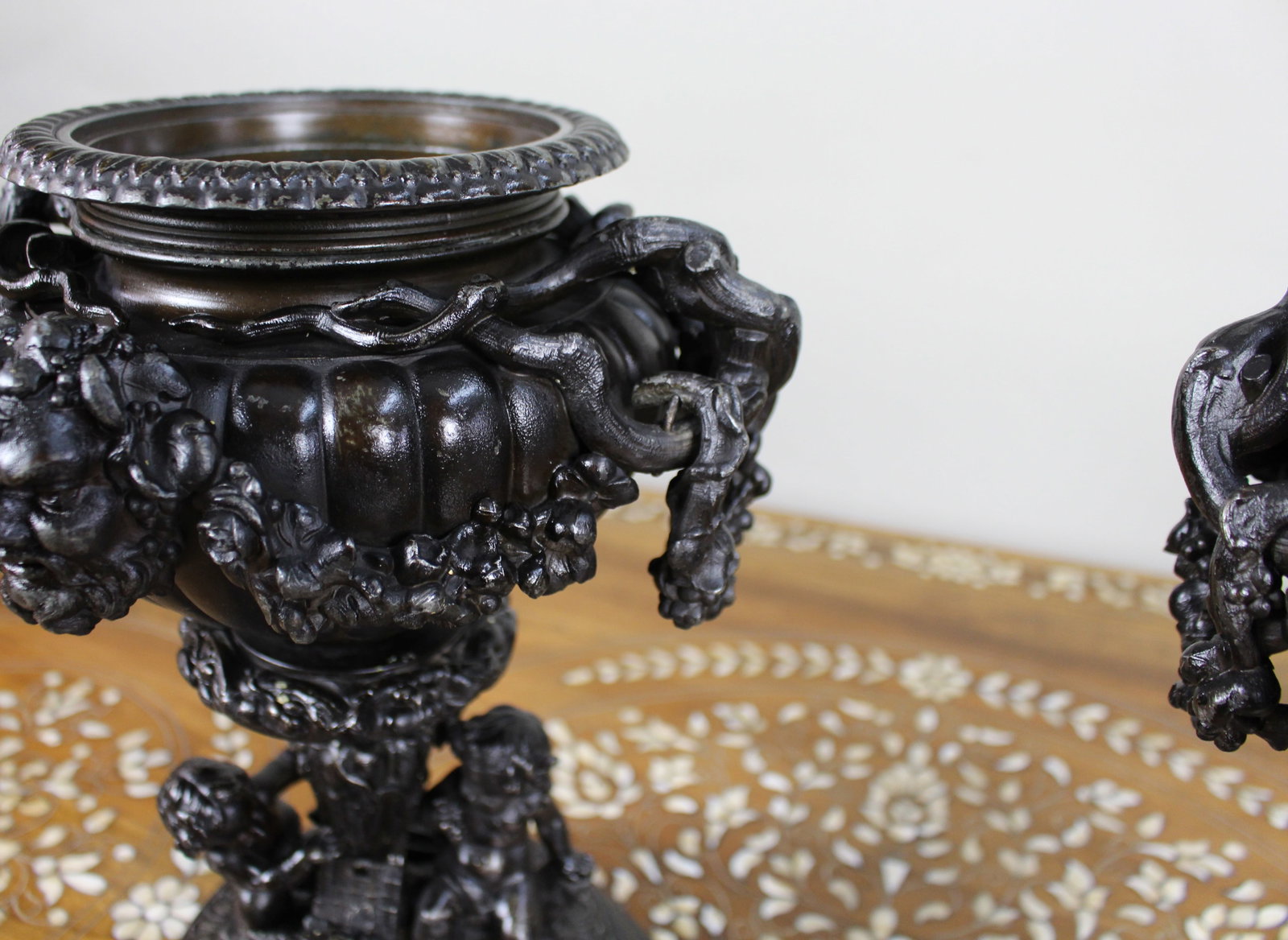 Pair of French Bronzed Spelter Urns with Bacchic Masks and Putti, Circa 1880 - 10