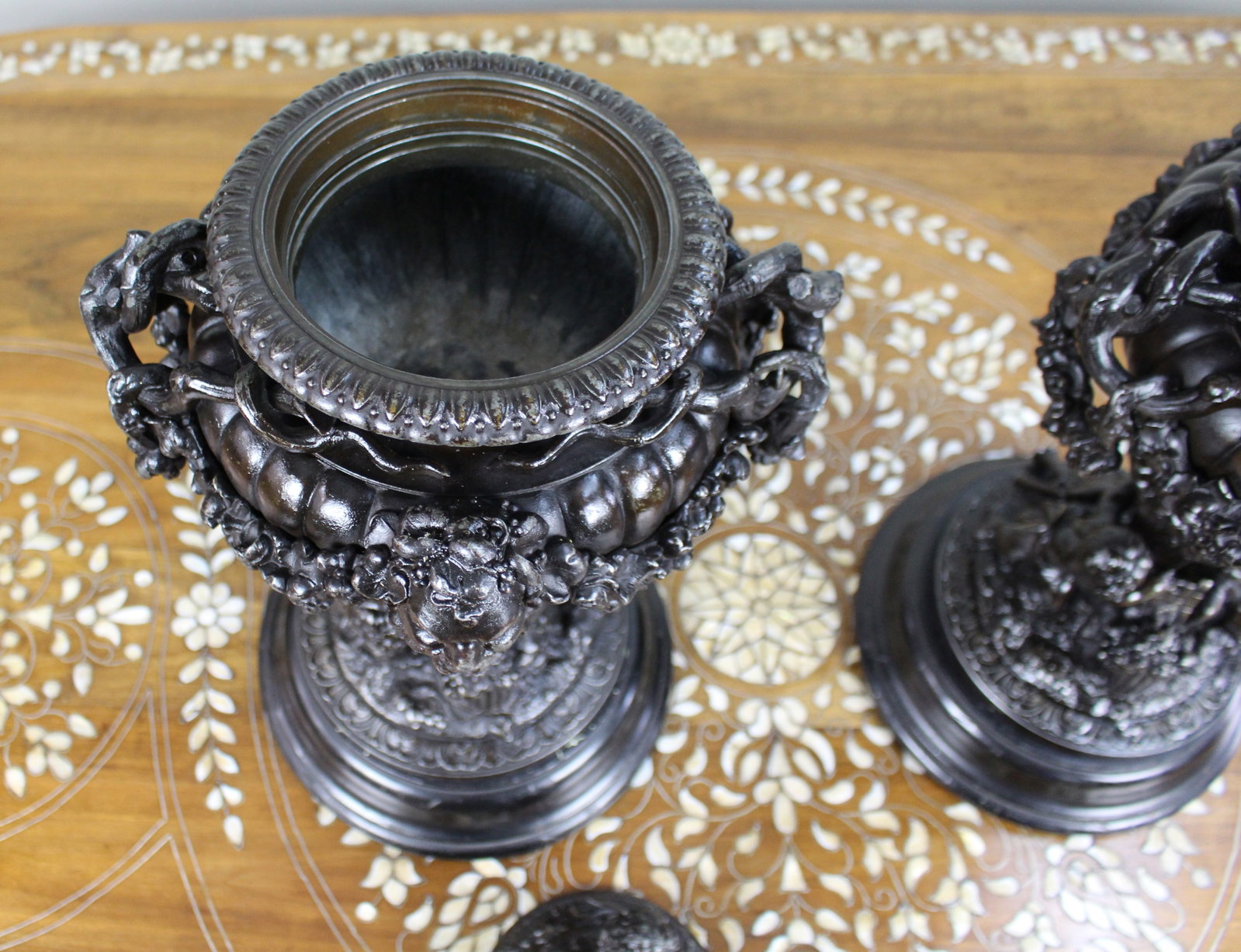 Pair of French Bronzed Spelter Urns with Bacchic Masks and Putti, Circa 1880 - 7