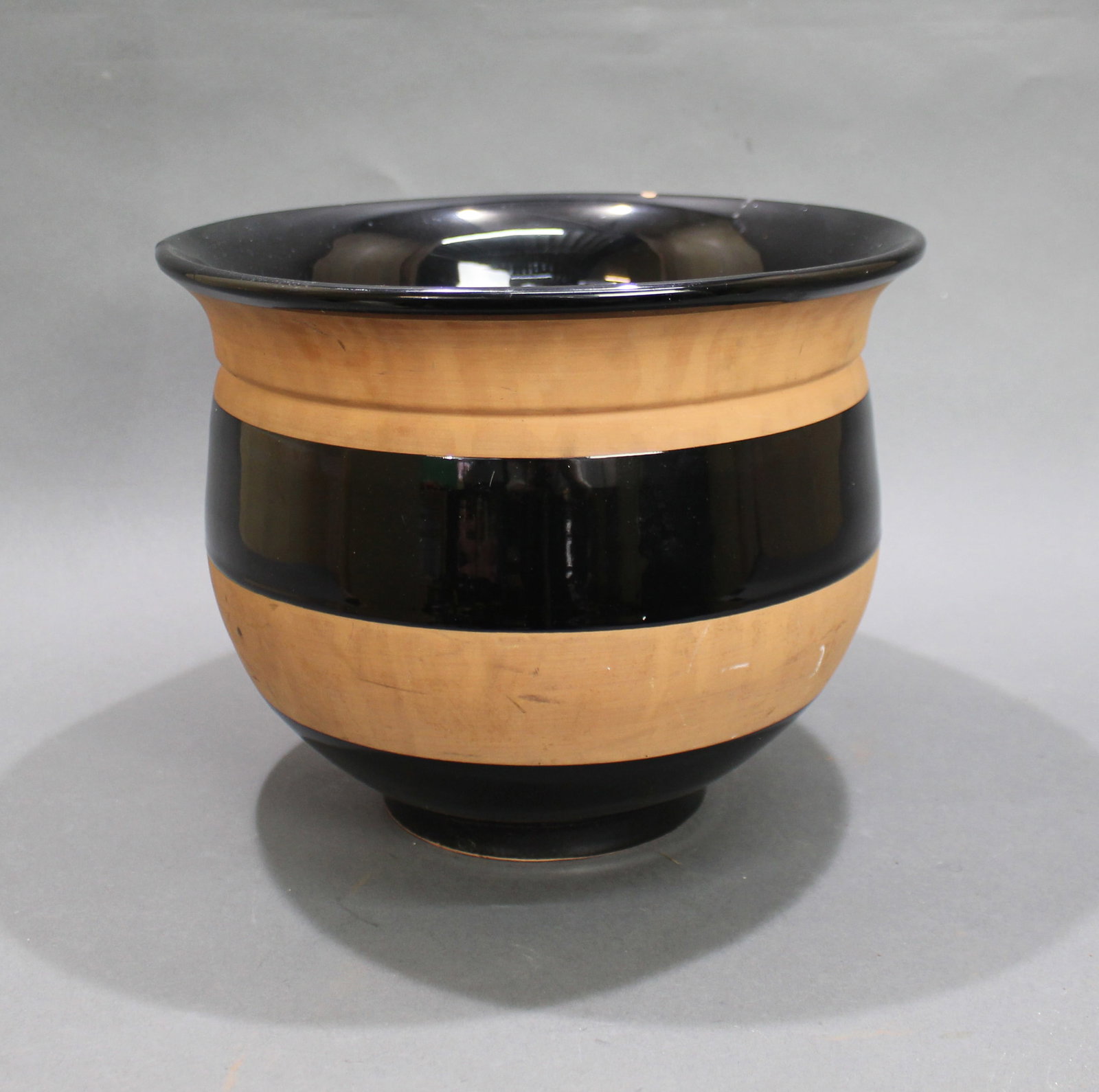 Modern Ceramic Planter: Title: Modern Ceramic Planter Description: Modern Ceramic Planter. Measures 28 x 28 x 22 (height) cm. Good condition, very small chip to glaze on rim Condition: Used Delivery option: Collection &