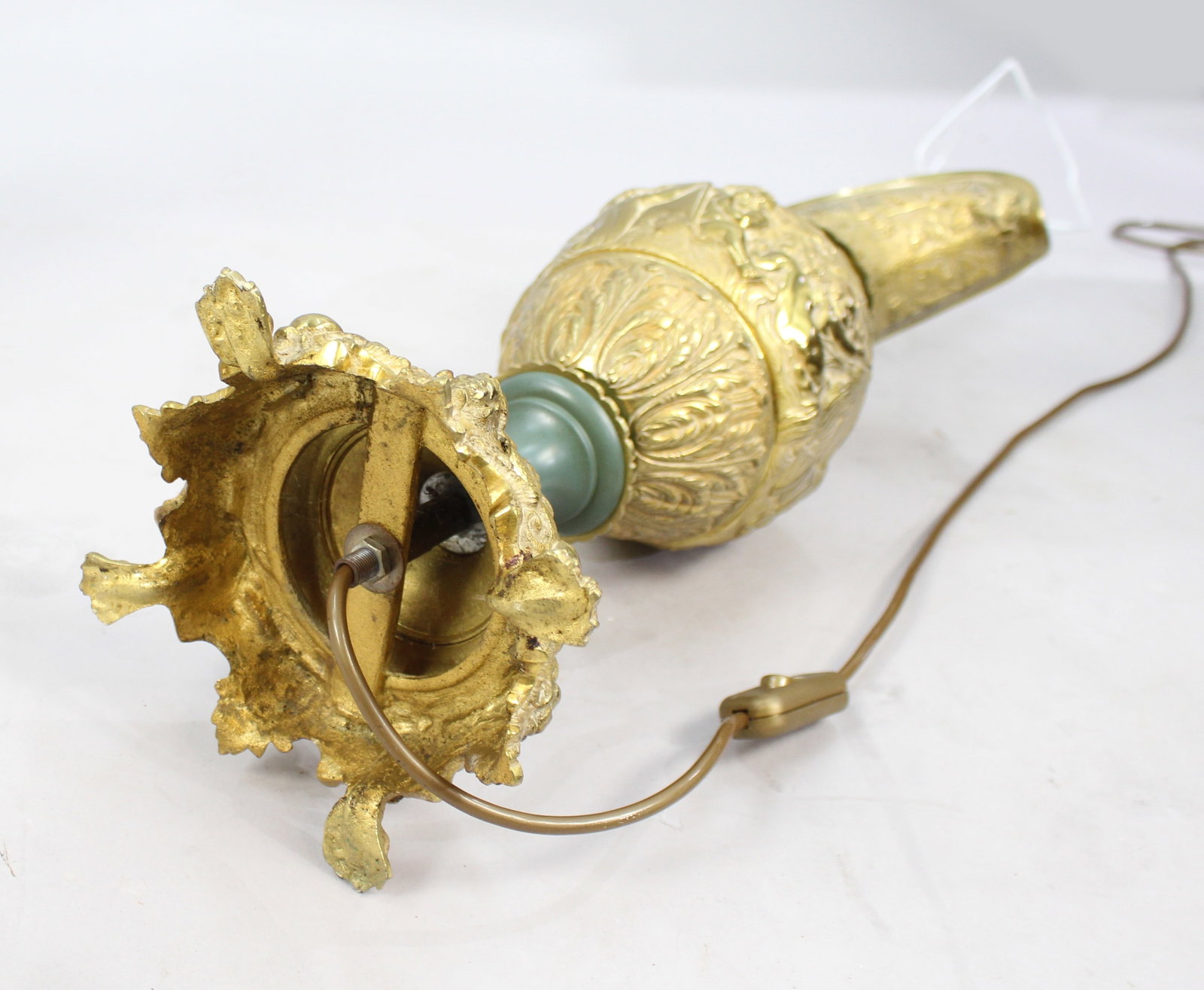 Fine Pair of Late 19th Century Gilt Metal Ewer Form Table Lamps, c.1890 - 16