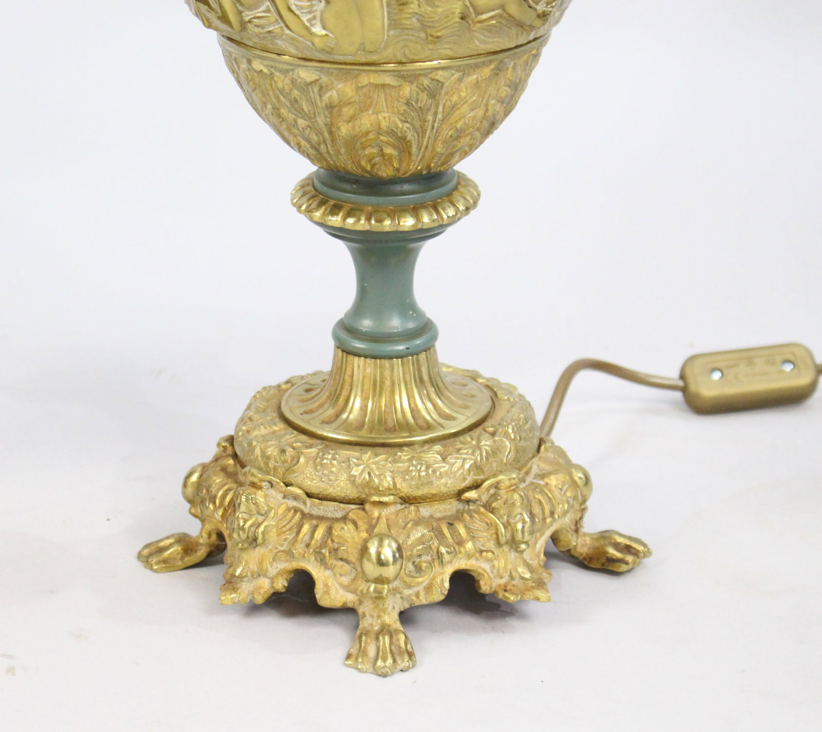 Fine Pair of Late 19th Century Gilt Metal Ewer Form Table Lamps, c.1890 - 17