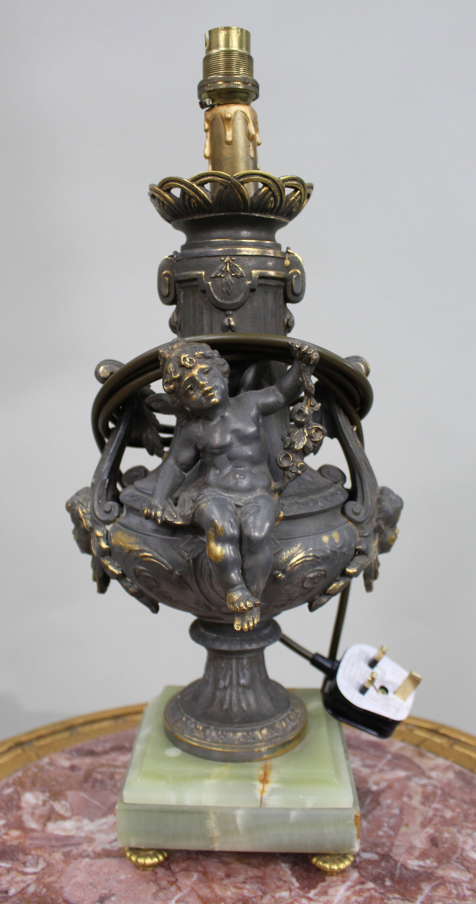 Vintage Gilt Brass Cherub Onyx Table Lamp - 4