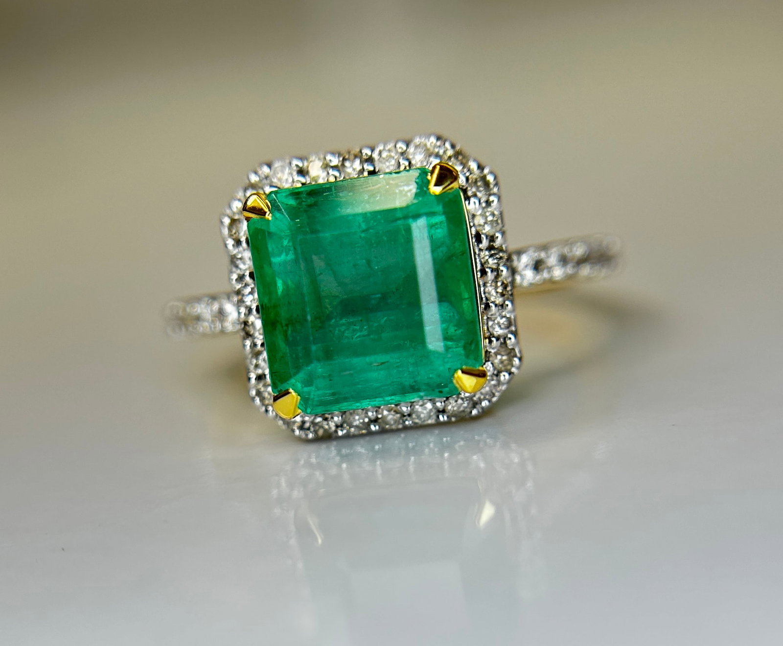 Beautiful Natural Columbian Emerald 3.74 CT With Natural Diamonds & 18k Gold - 2
