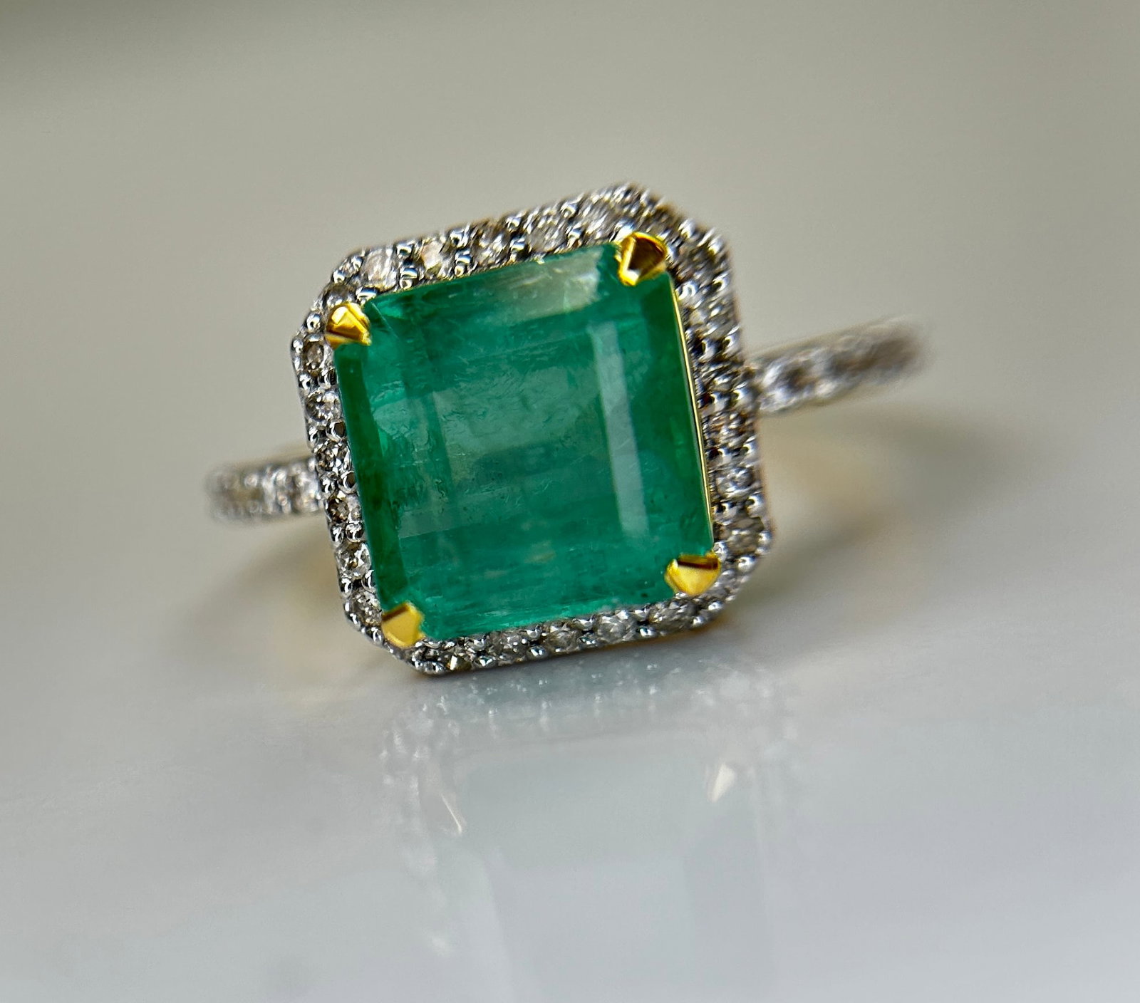 Beautiful Natural Columbian Emerald 3.74 CT With Natural Diamonds & 18k Gold - 8