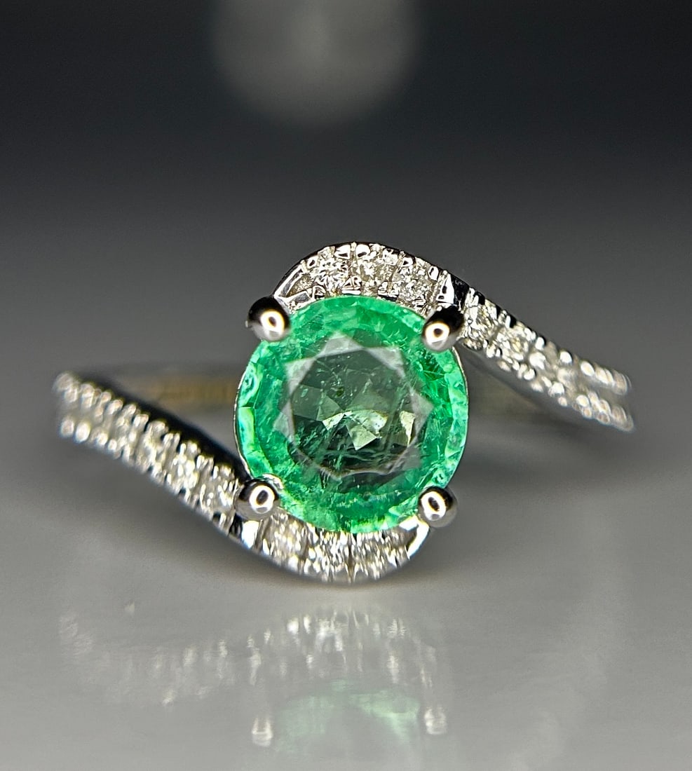 Beautiful 1.00ct Natural Emerald With Natural Diamonds & 18k Gold: Title: Beautiful 1.00ct Natural Emerald With Natural Diamonds & 18k Gold Description: Beautiful 1.00ct Natural Emerald With Natural Diamonds & 18k Gold Description: Total Carat Weight - 1.24