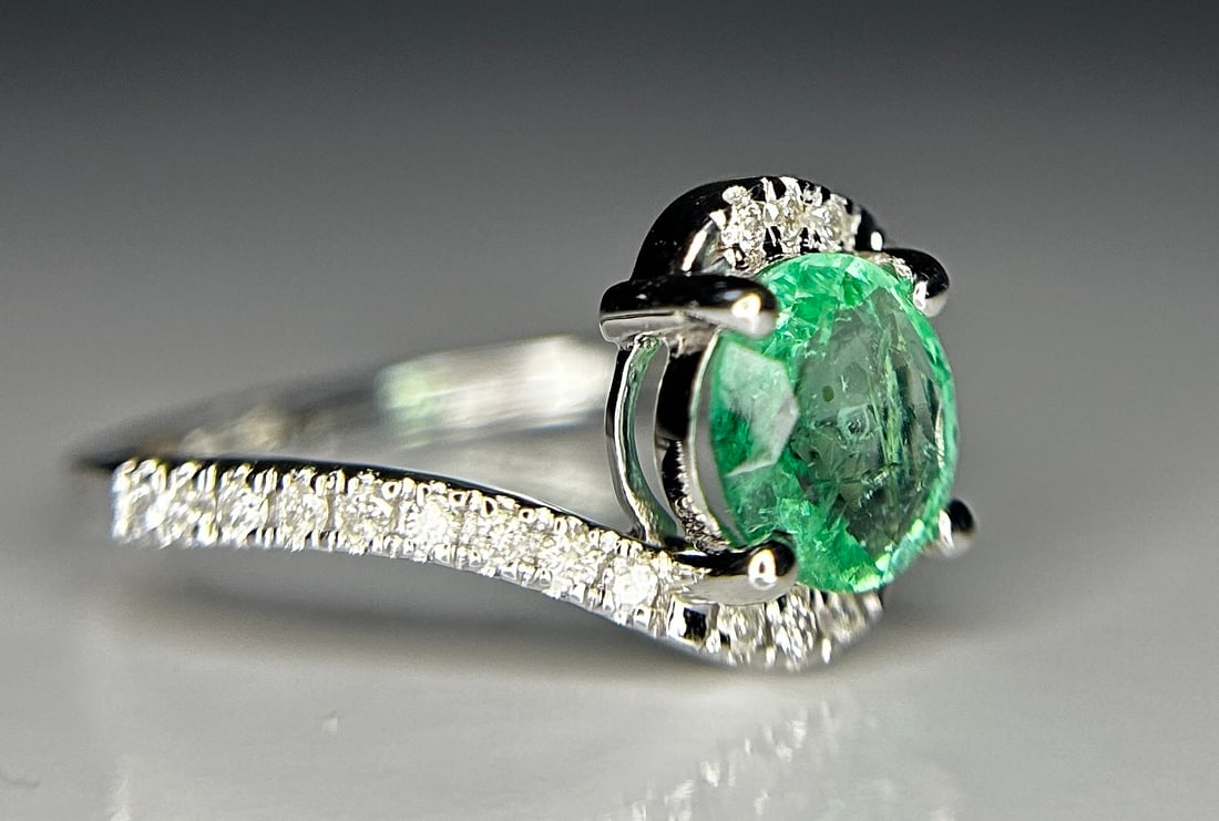 Beautiful 1.00ct Natural Emerald With Natural Diamonds & 18k Gold - 8