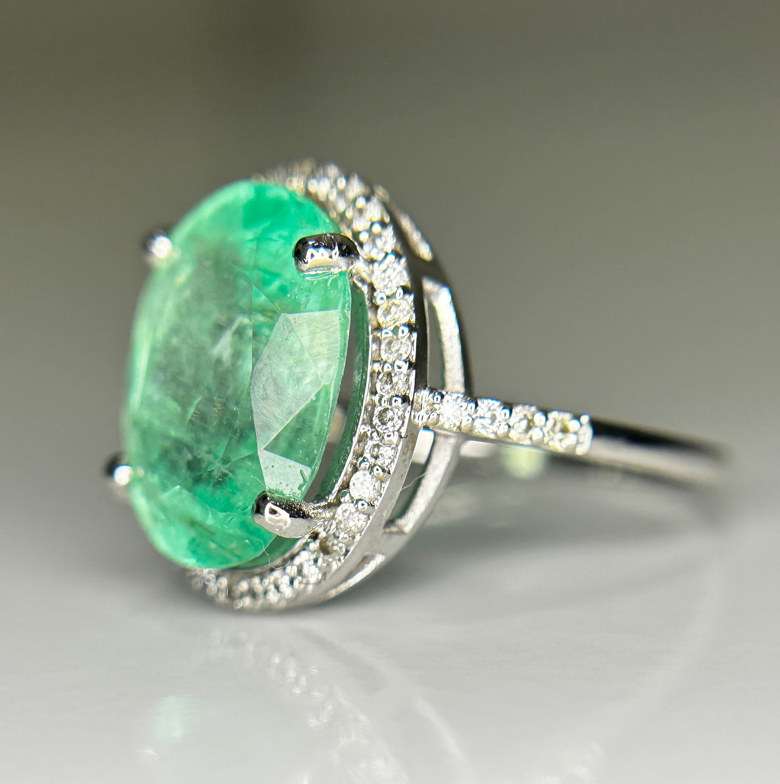 Beautiful 4.24CT Untreated Natural Columbian Emerald Ring, Diamonds & 18k Gold - 4