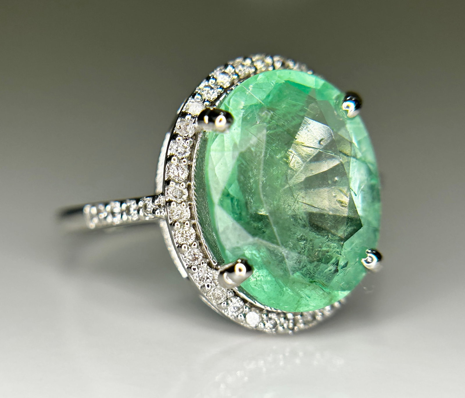 Beautiful 4.24CT Untreated Natural Columbian Emerald Ring, Diamonds & 18k Gold - 9