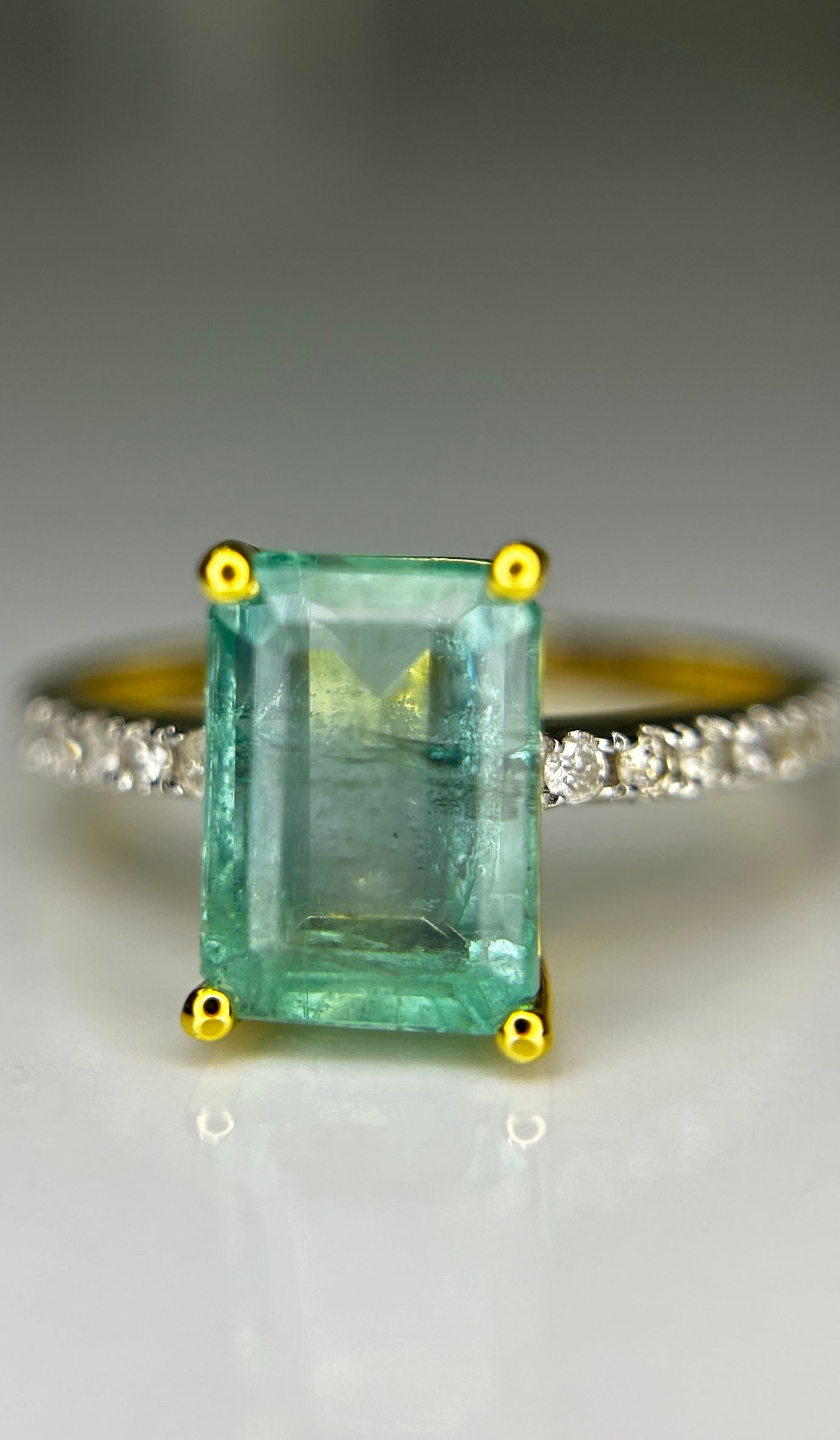 Beautiful Natural Emerald 2.68 CT With Natural Diamonds & 18k Gold: Title: Beautiful Natural Emerald 2.68 CT With Natural Diamonds & 18k Gold Description: Beautiful 2.68 CT Natural Emerald With Natural Diamonds & 18k Gold Description: Total Car