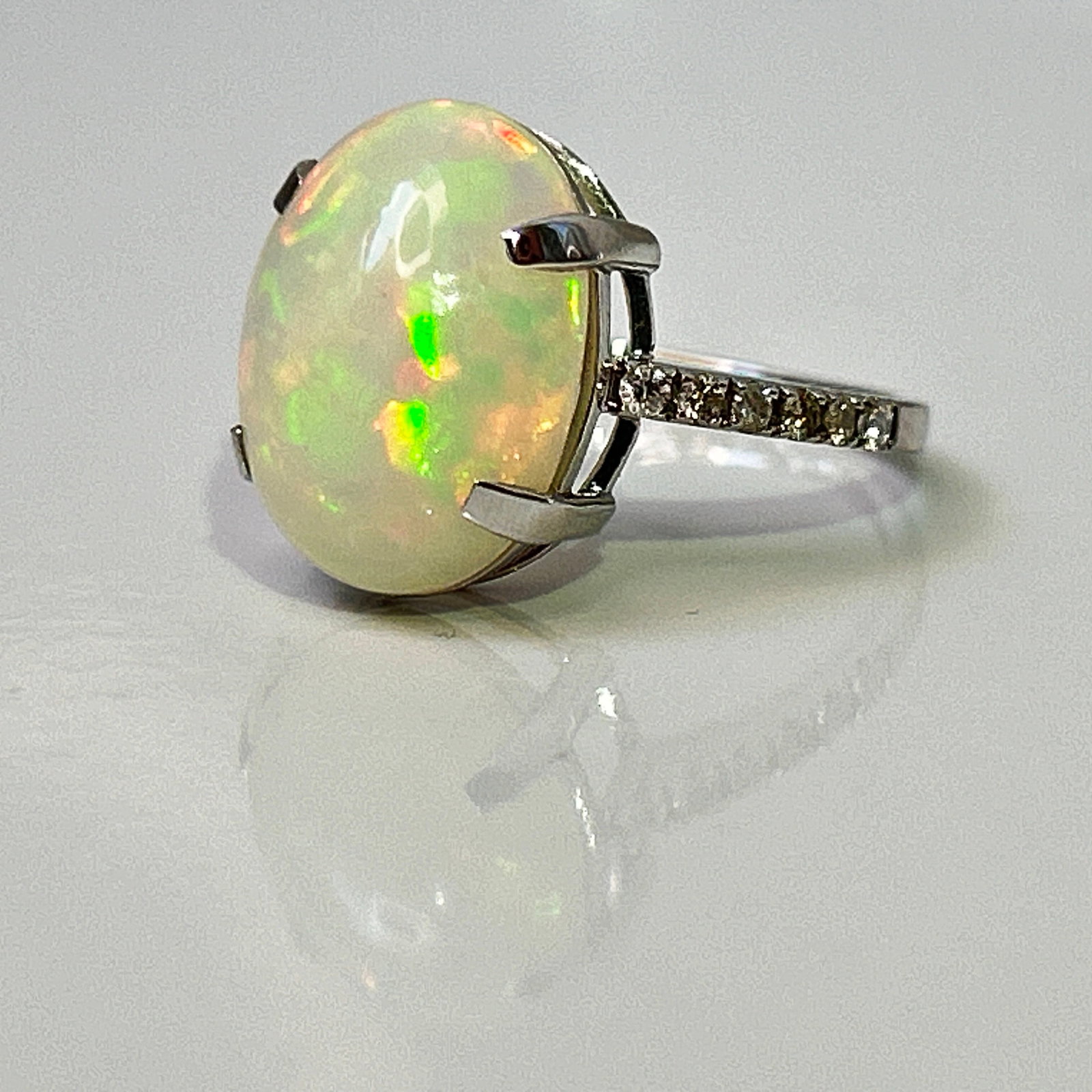 Beautiful Natural Opal 3.86 CT Ring With Natural Diamond and 18k Gold - 4