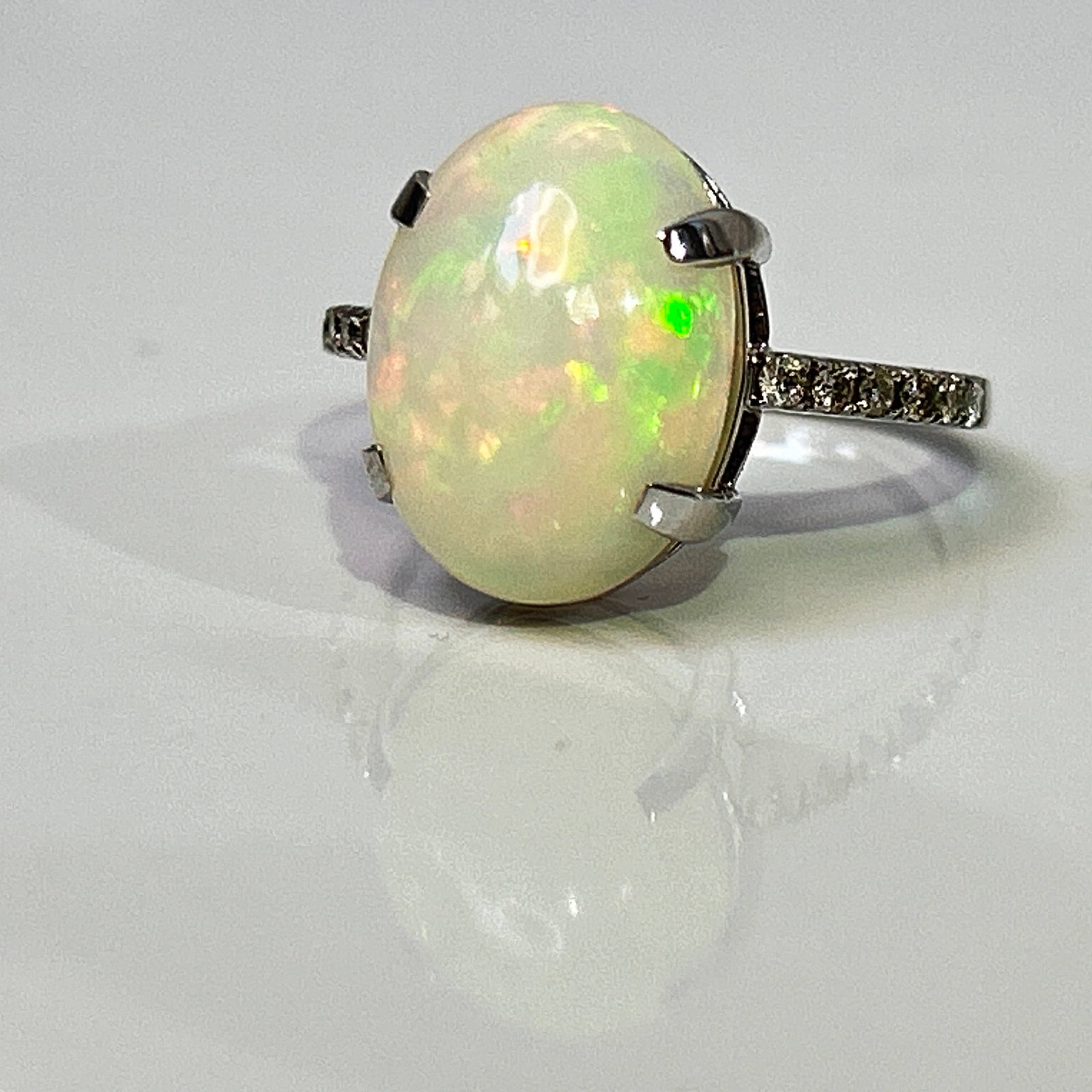 Beautiful Natural Opal 3.86 CT Ring With Natural Diamond and 18k Gold - 8