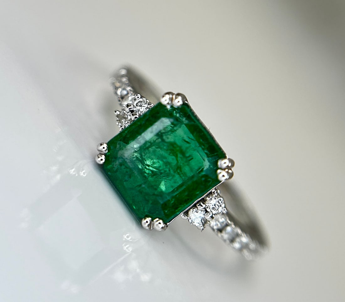 Beautiful Natural Emerald 2.30 CT With Natural Diamonds & 18k Gold: Title: Beautiful Natural Emerald 2.30 CT With Natural Diamonds & 18k Gold Description: Beautiful 2.30 CT Natural Emerald With Natural Diamonds & 18k Gold Description: Total Carat Weight -