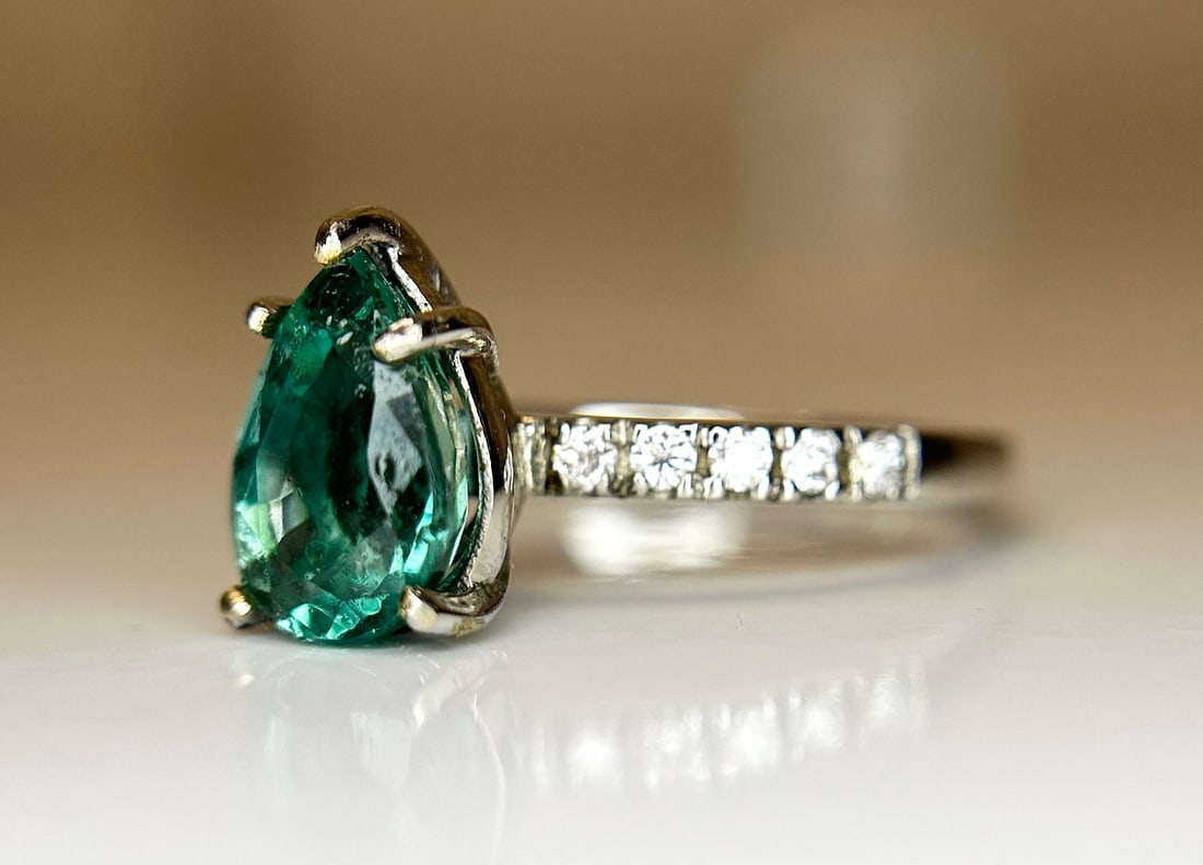 Beautiful Natural Emerald With Natural Diamonds & 18k Gold - 2