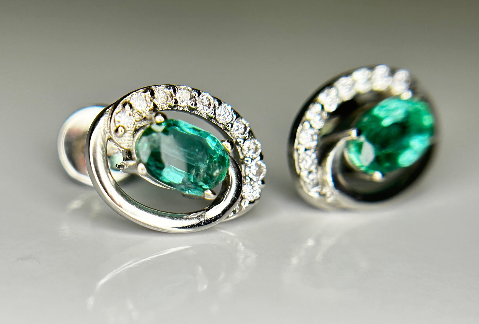 Beautiful 0.93ct Natural Emerald, Diamond Halo Set Stud Earrings In Platinum 950 - 4