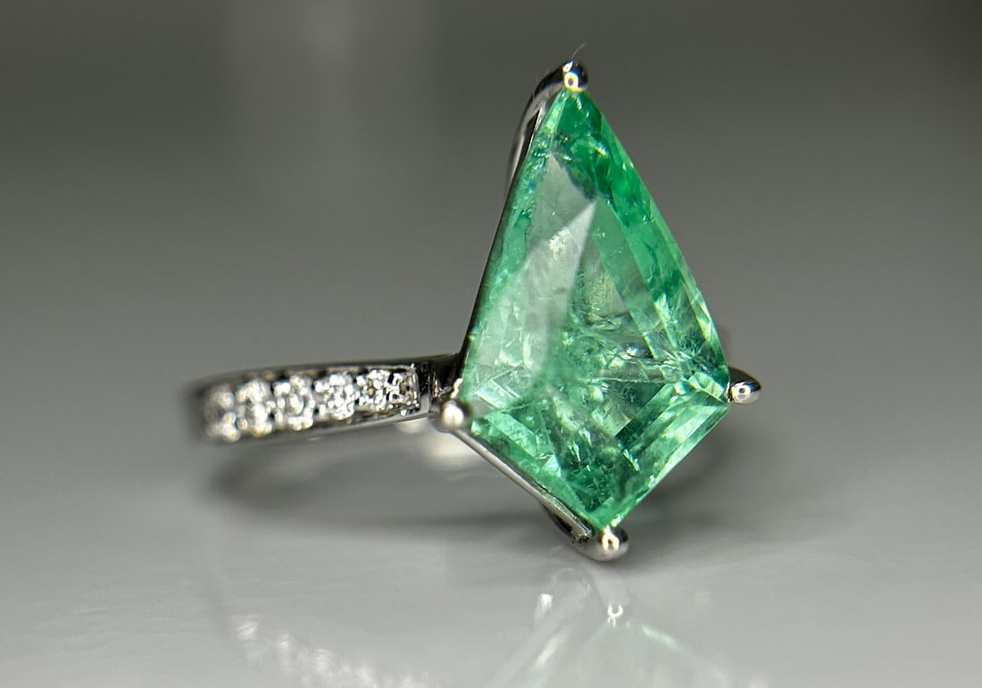 Beautiful Natural Columbian Emerald 3.63 CT With Natural Diamonds & 14k Gold - 2