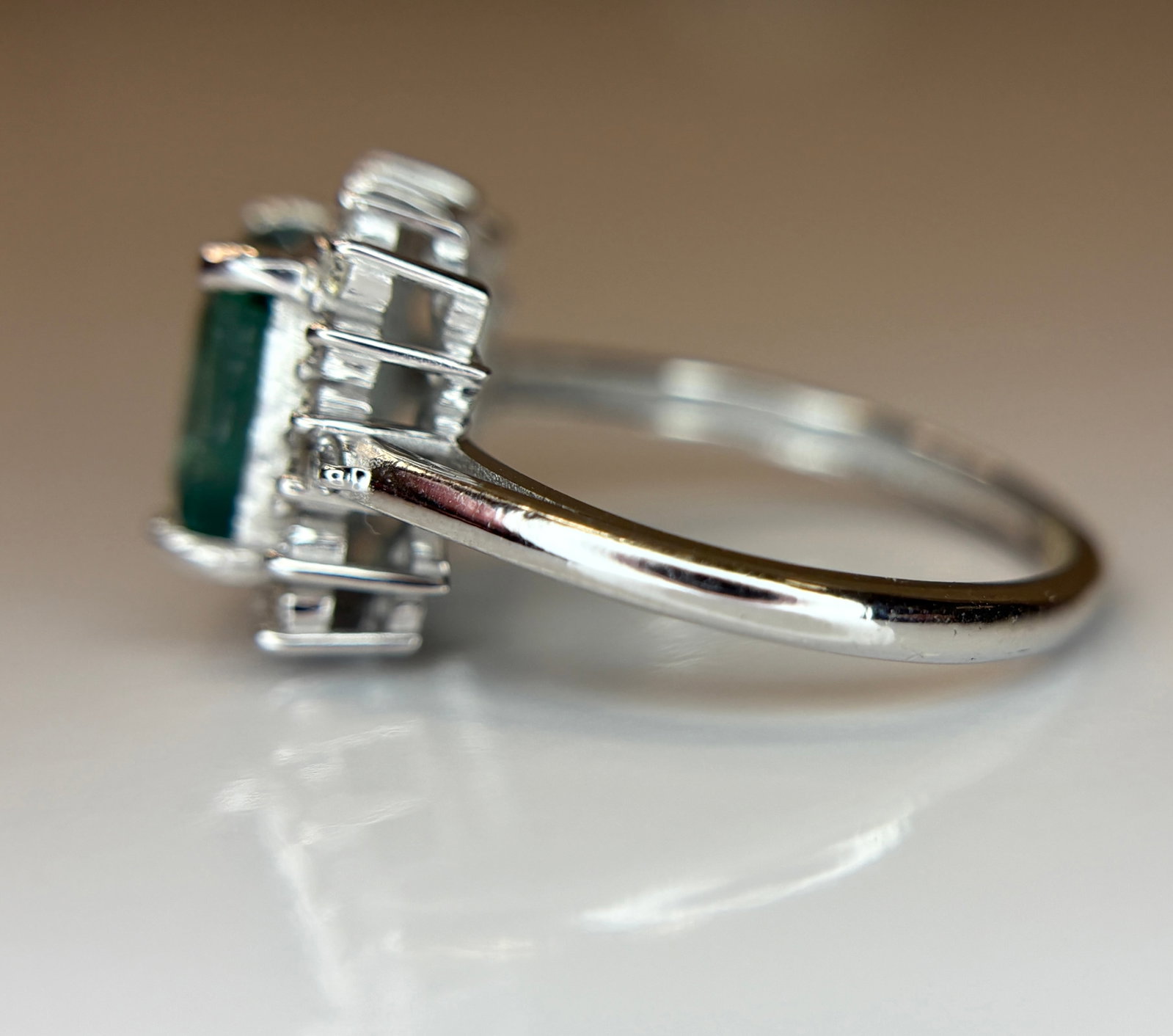 Beautiful 2.10 CT Natural Emerald With Natural Diamonds & 18k Gold - 7