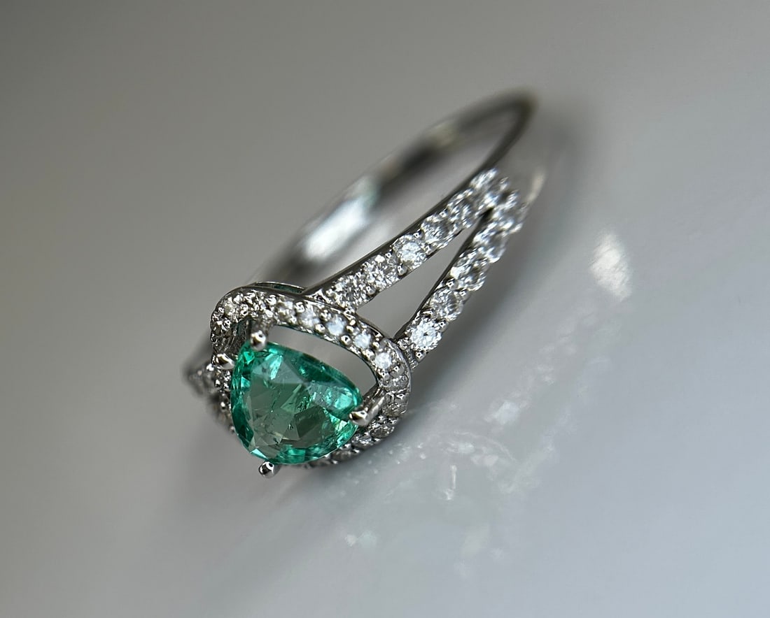 Beautiful Natural Emerald 0.66 CT With Natural Diamonds & 18k Gold - 9