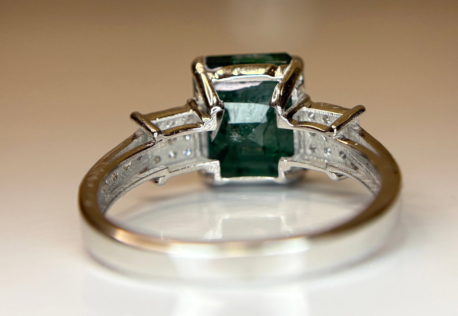 Beautiful 4.49 CT Natural Emerald With Natural Diamonds & 18k Gold - 6