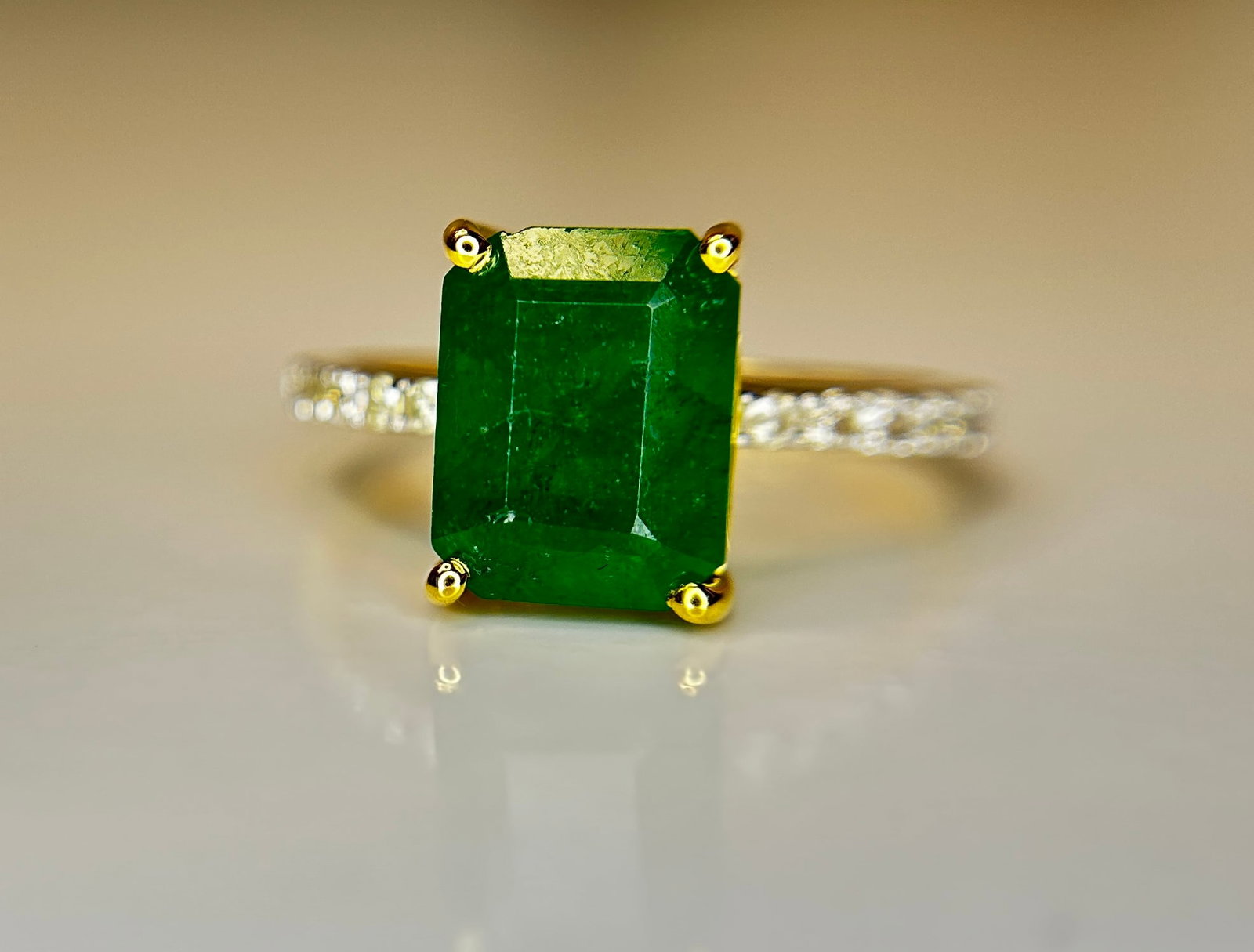Beautiful Natural Emerald 2.96 CT With Natural Diamonds & 18k Gold: Title: Beautiful Natural Emerald 2.96 CT With Natural Diamonds & 18k Gold Description: Beautiful 2.96 CT Natural Emerald With Natural Diamonds & 18kGold Description: Total Carat Weight - 3.14