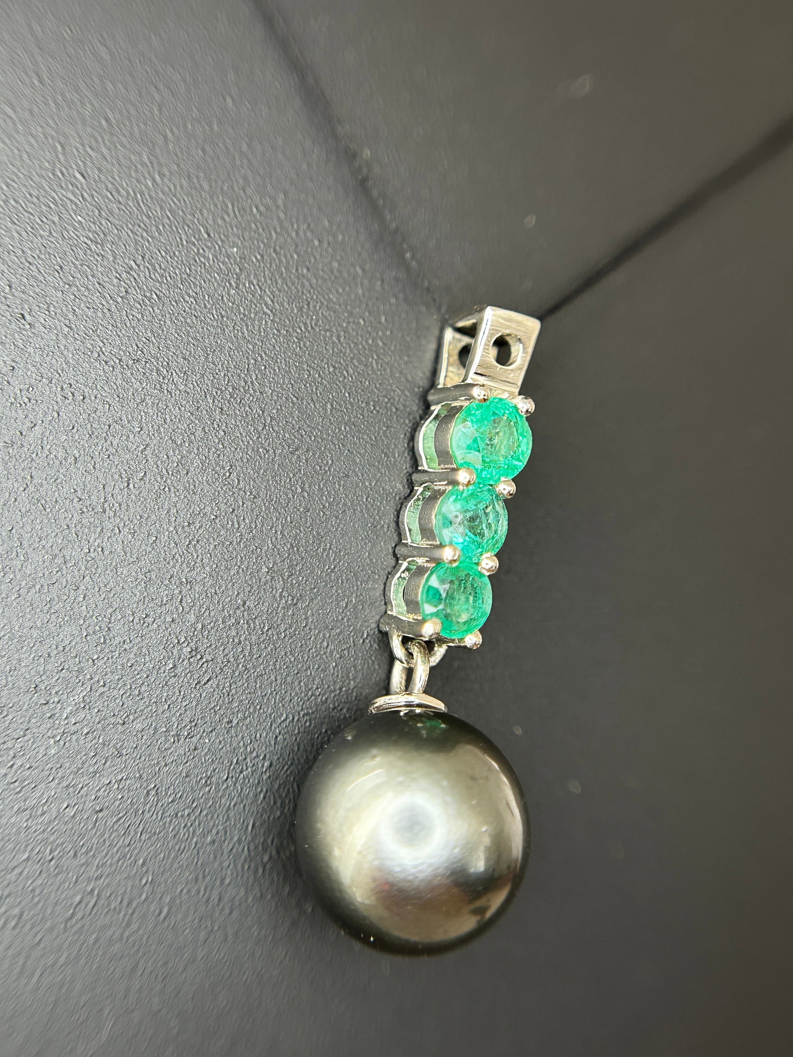 Beautiful 9.25CT Natural Tahitian Pearl With Emerald & 950 Platinum Pendant - 10