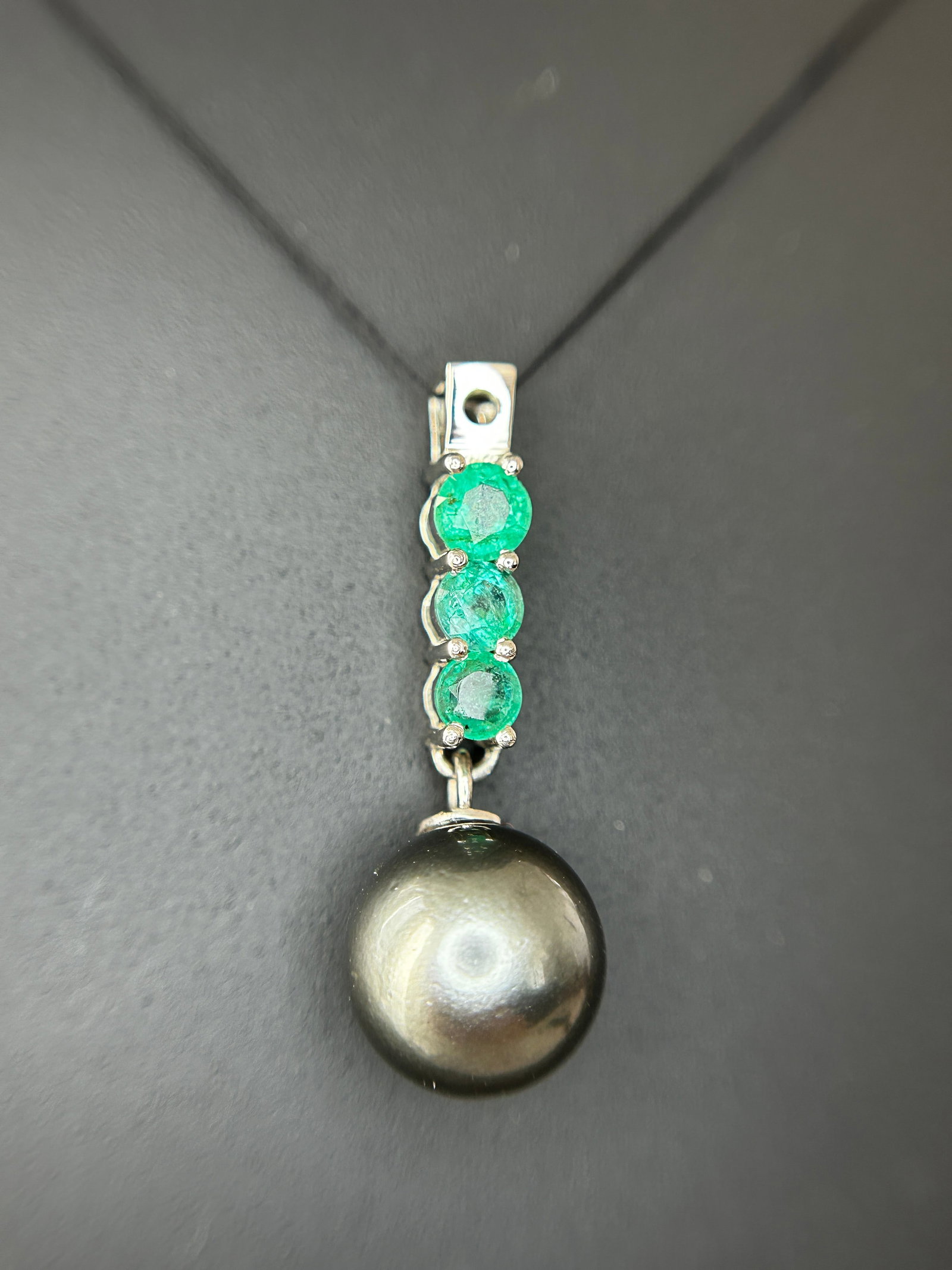 Beautiful 9.25CT Natural Tahitian Pearl With Emerald & 950 Platinum Pendant - 2