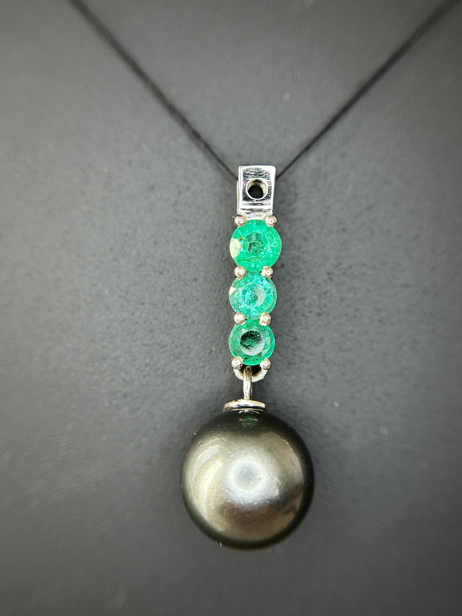 Beautiful 9.25CT Natural Tahitian Pearl With Emerald & 950 Platinum Pendant - 4