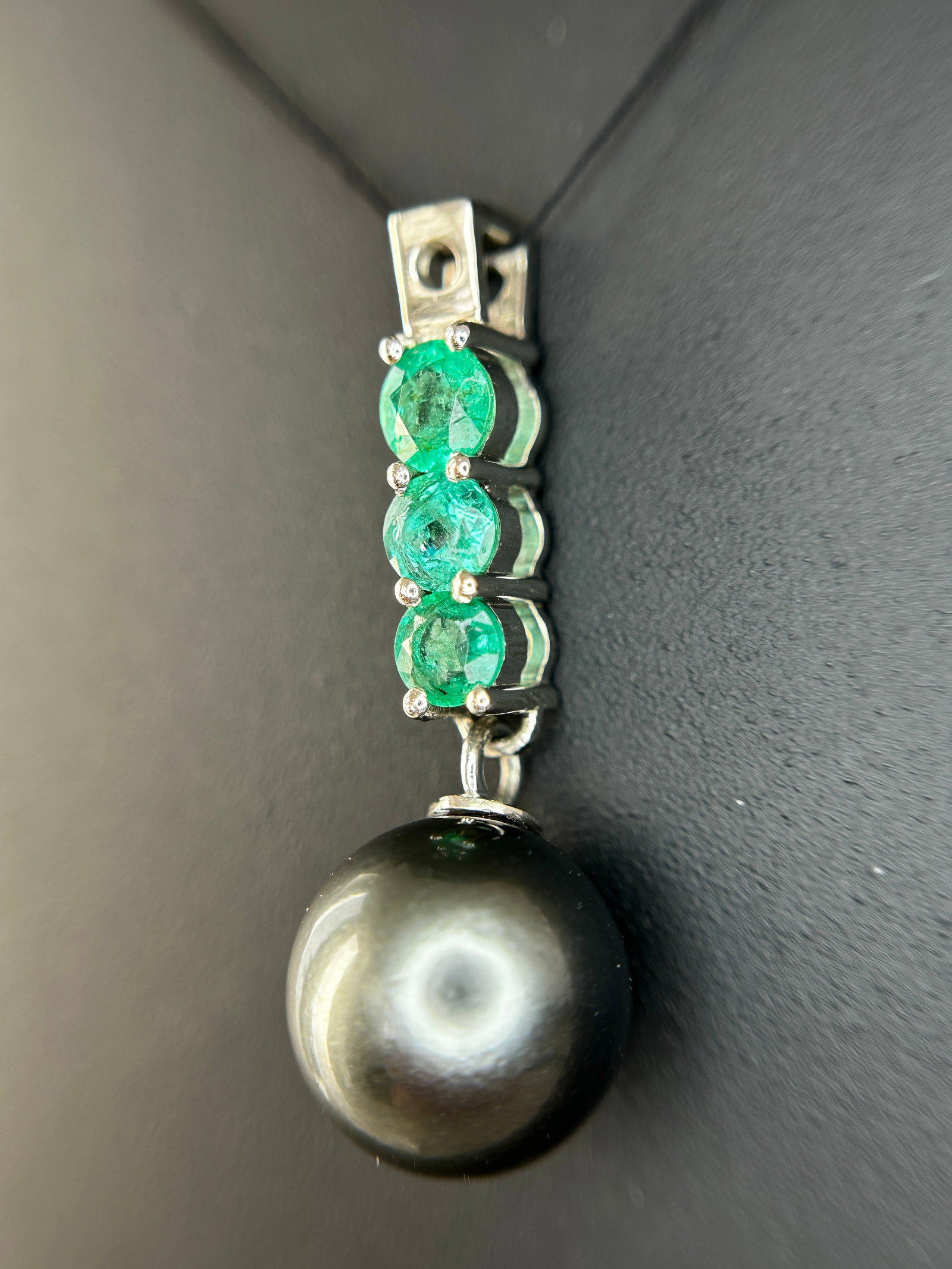 Beautiful 9.25CT Natural Tahitian Pearl With Emerald & 950 Platinum Pendant - 7