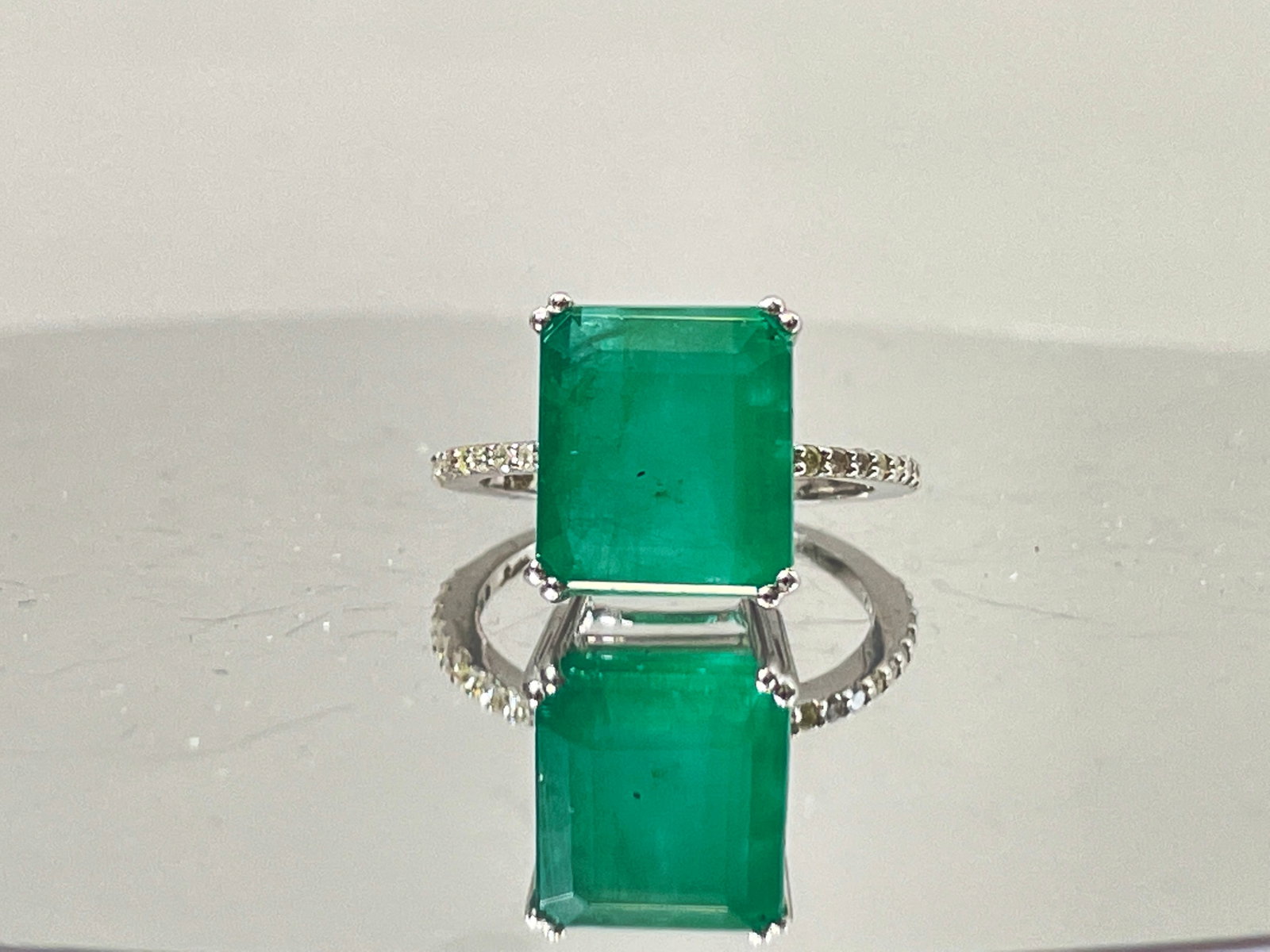 Beautiful 7.19CT Natural Emerald With Natural Diamonds & 18k White Gold: Title: Beautiful 7.19CT Natural Emerald With Natural Diamonds & 18k White Gold Description: Beautiful 7.34CT Natural Emerald With Natural Diamonds & 18k White Gold. Dispatched wit